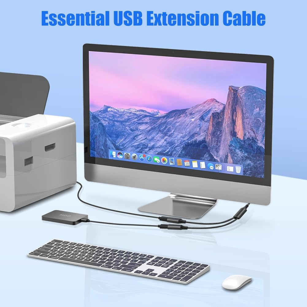 Ein Schreibtisch mit Monitor, Tastatur, Maus und USB-Hub, verbunden mit Kabeln.