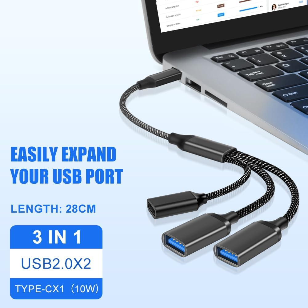 Ein schwarzer USB-C-Hub mit geflochtenem Kabel, der an einen Laptop angeschlossen ist. Er hat drei USB-Anschlüsse.