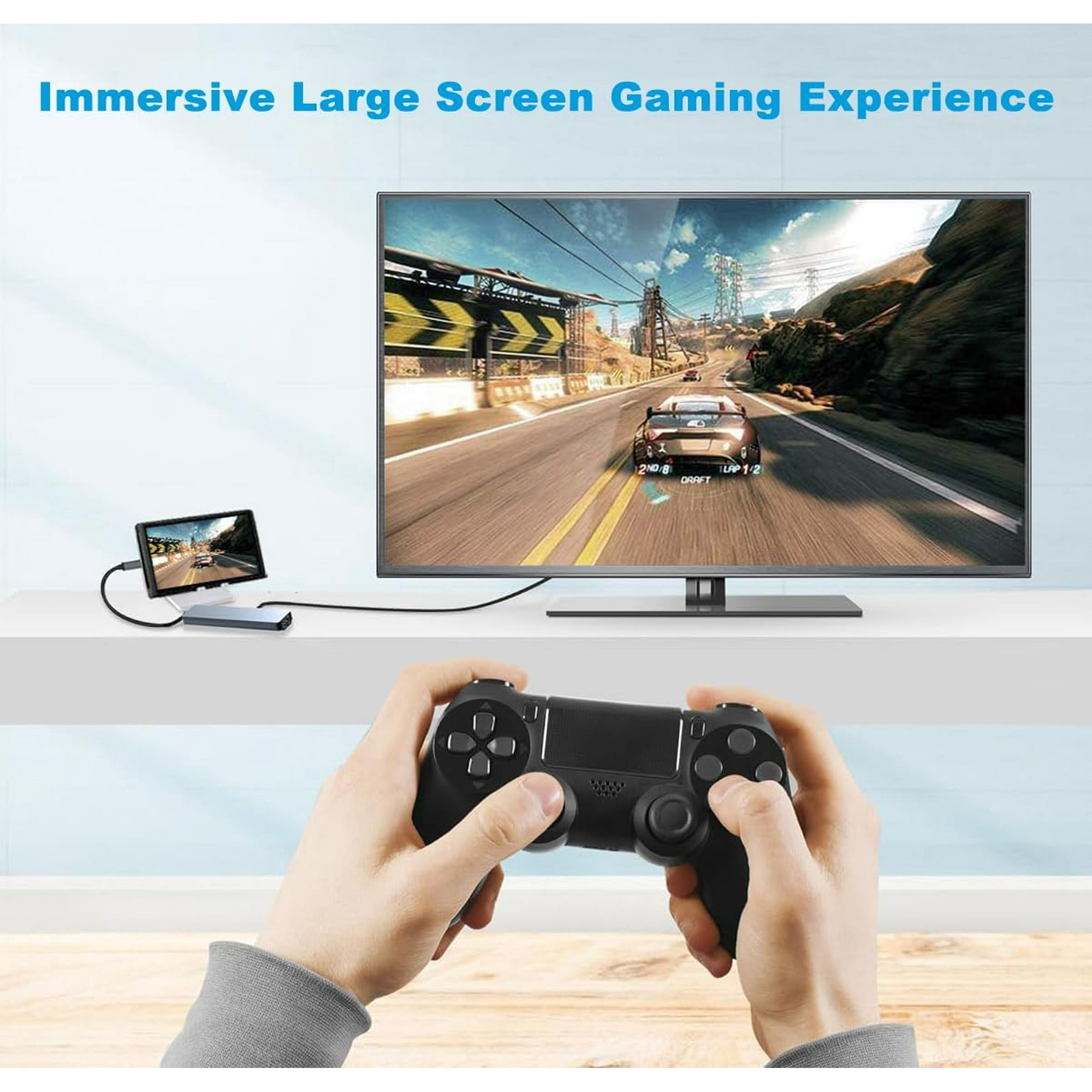 Hände halten einen schwarzen Controller vor einem Fernseher, der ein Autorennen zeigt.
