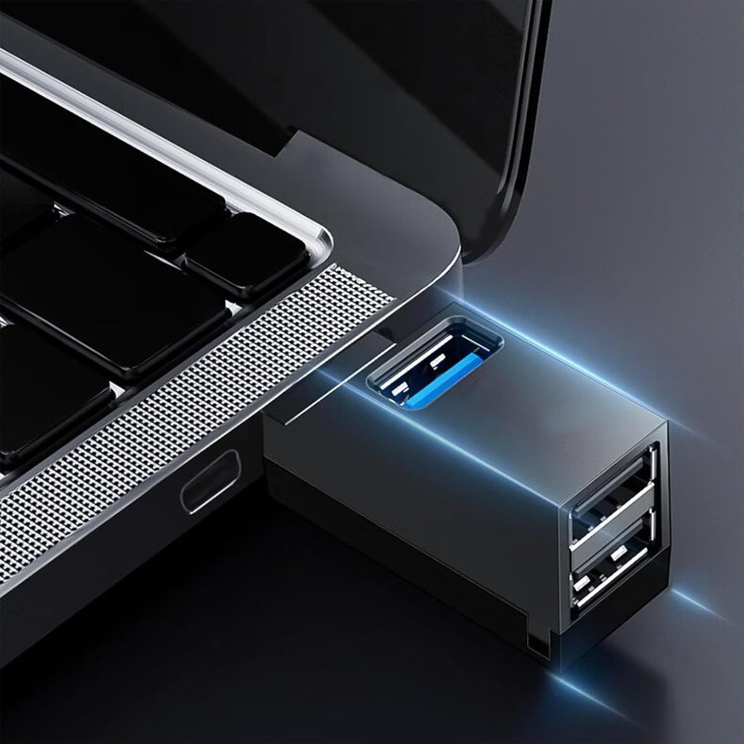 Ein schwarzer USB-Hub mit zwei Anschlüssen ist an einen Laptop angeschlossen.