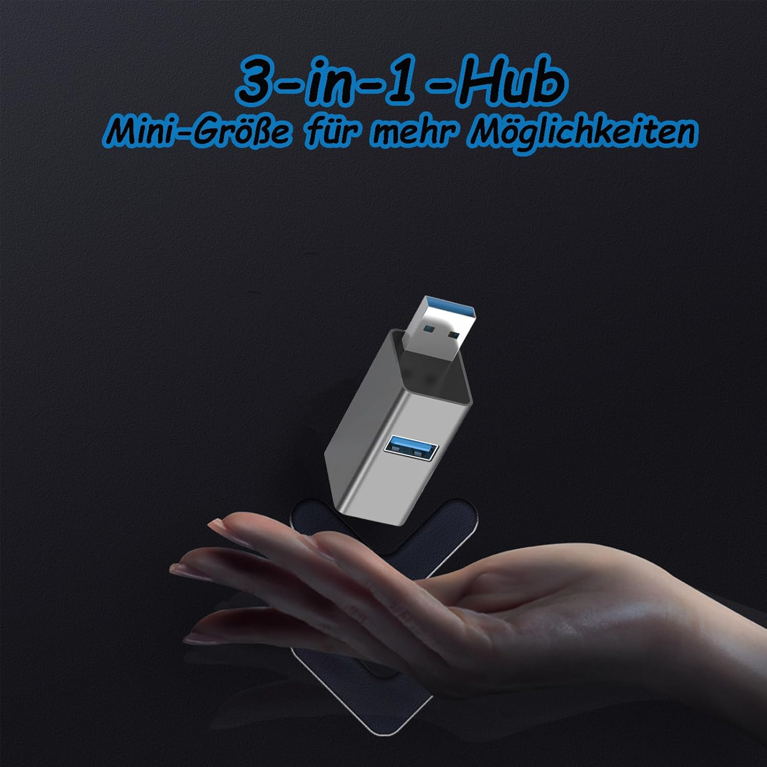 Silberner 3-in-1-USB-Hub mit einem USB-A-Anschluss, der von einer Hand gehalten wird.