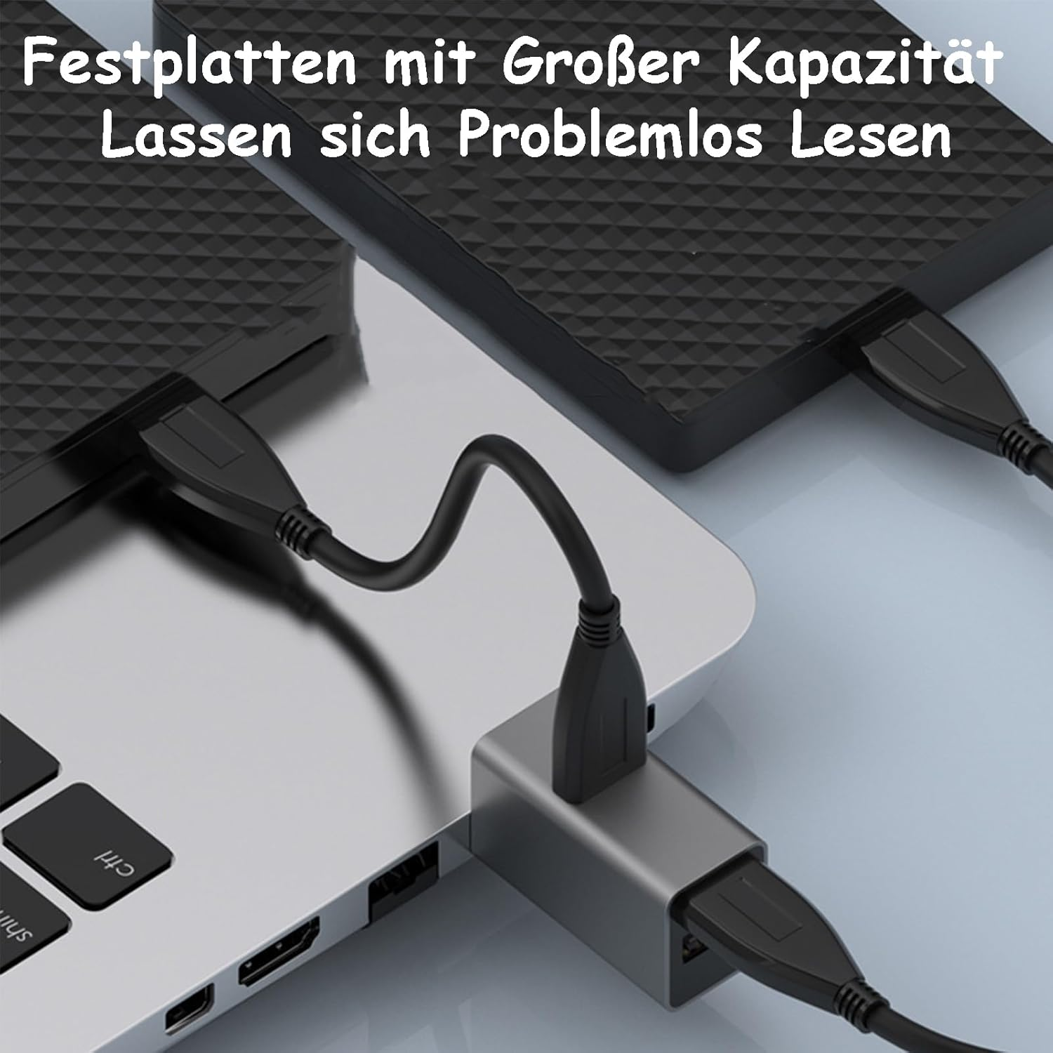 Externe Festplatten sind mit einem Laptop verbunden, um Daten zu übertragen.