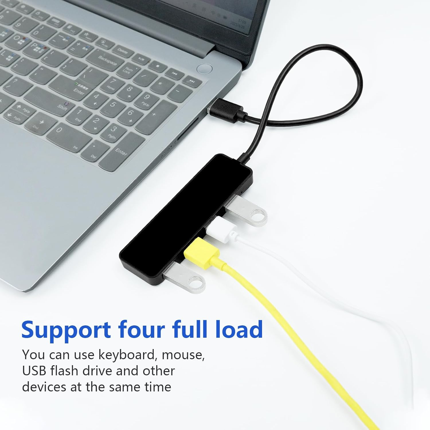 Ein schwarzer USB-Hub ist an einen Laptop angeschlossen, mit gelben und weißen Kabeln.