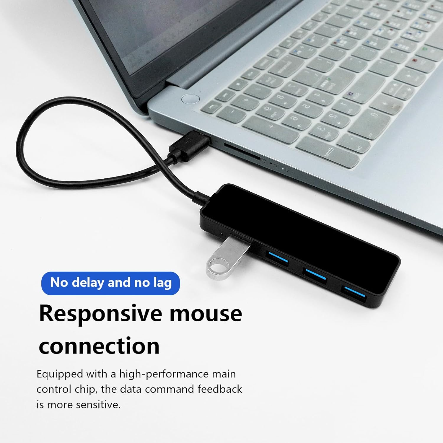 Ein schwarzer USB-Hub ist an einen Laptop angeschlossen. Mehrere blaue USB-Anschlüsse sind sichtbar.