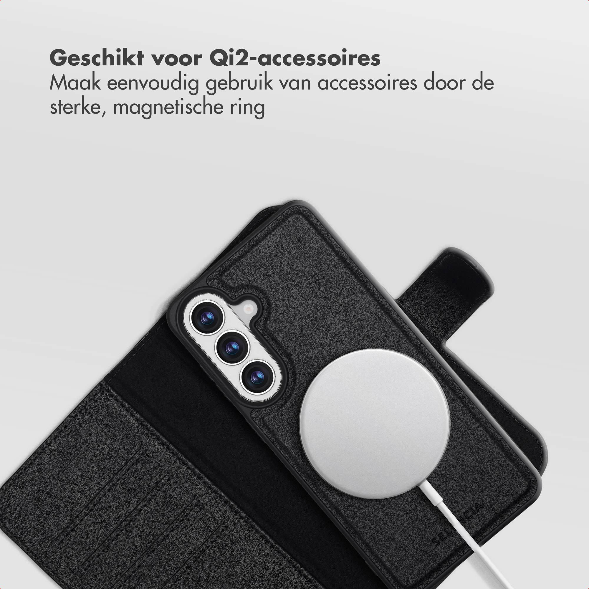 Étui de téléphone noir avec chargeur magnétique Qi2 et fentes.