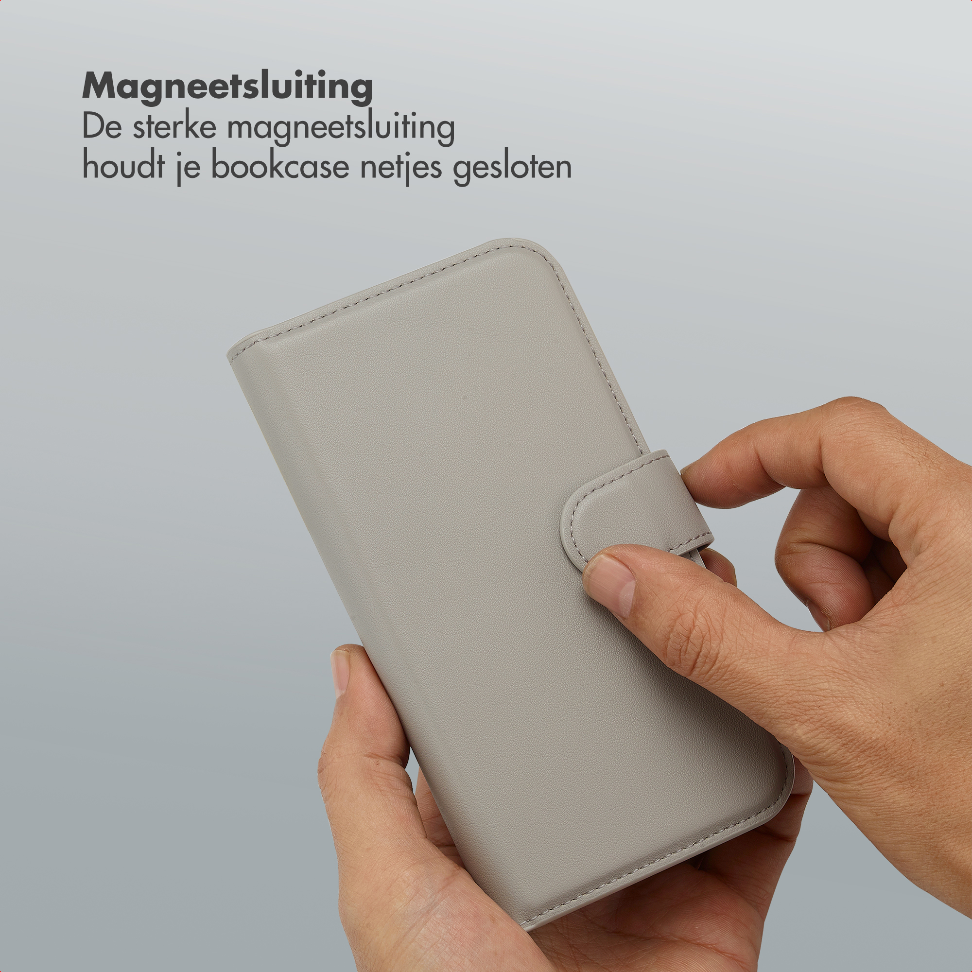 Handen houden een grijze telefoonhoes met magneetsluiting vast.