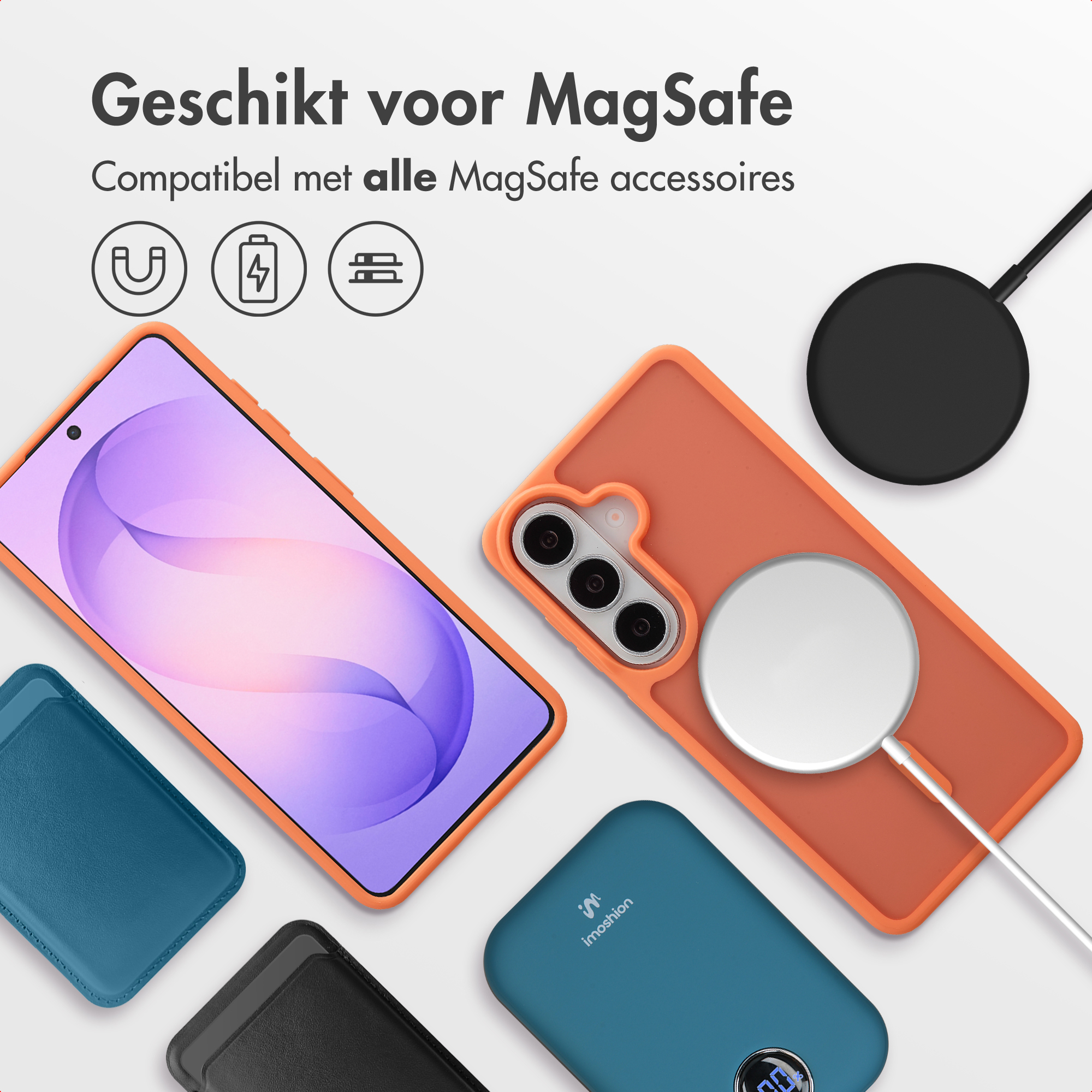 Oranje telefoonhoes met MagSafe accessoires, telefoon, kabel en powerbank.