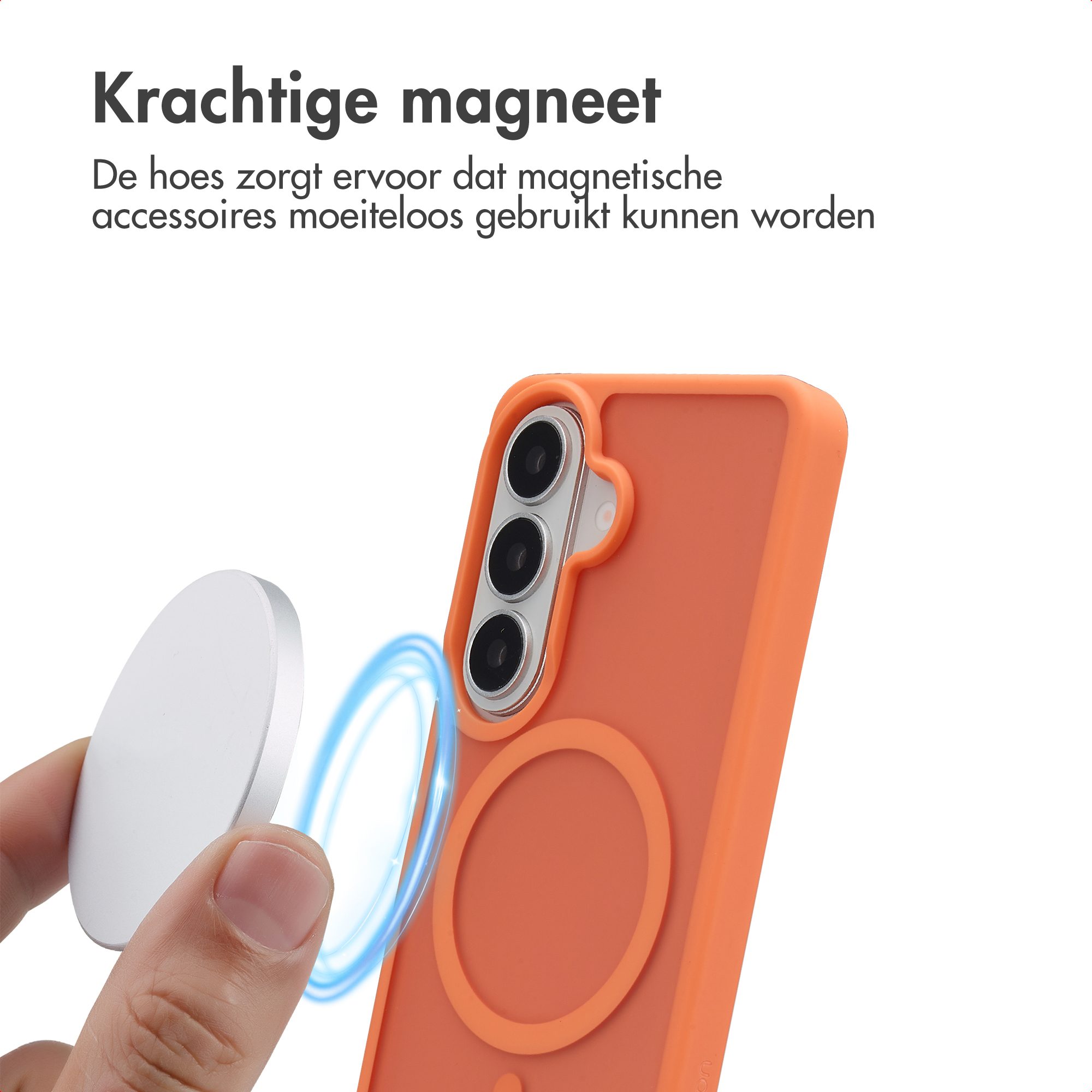 Een hand houdt een zilveren magneet bij een oranje telefoonhoesje.