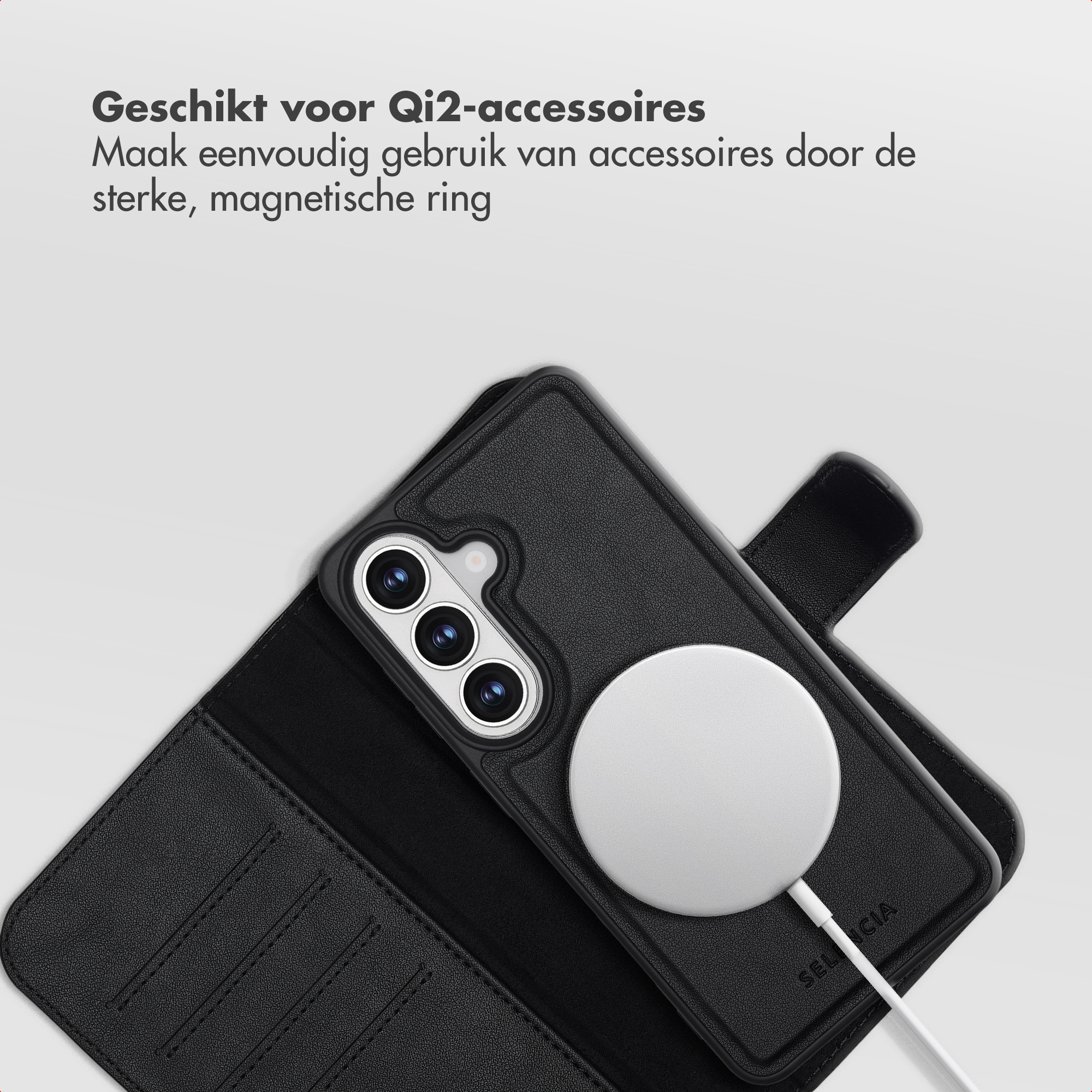 Zwarte telefoonhoes met camera's en een witte Qi2-oplader.