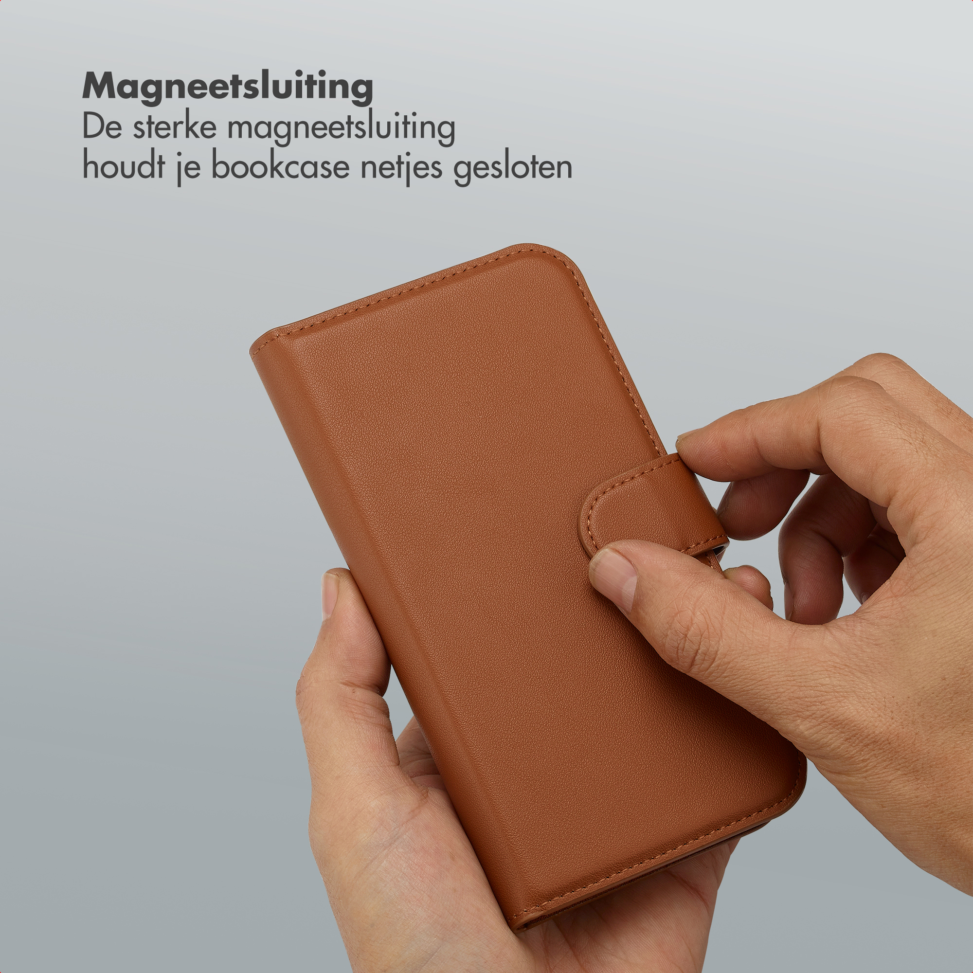 Étui en cuir marron pour téléphone tenu fermé par des mains.