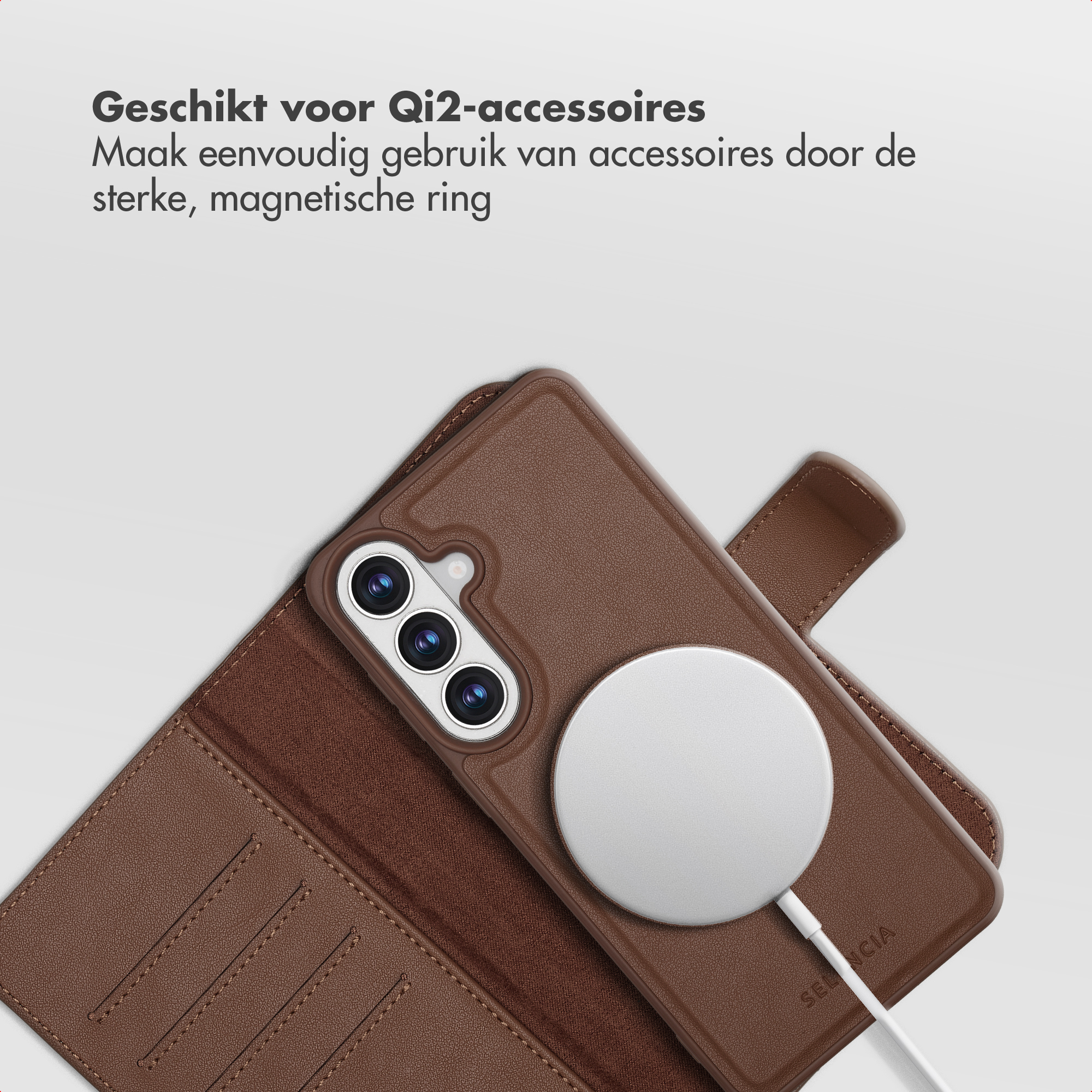 Étui de téléphone marron avec chargeur Qi2 magnétique et objectifs.