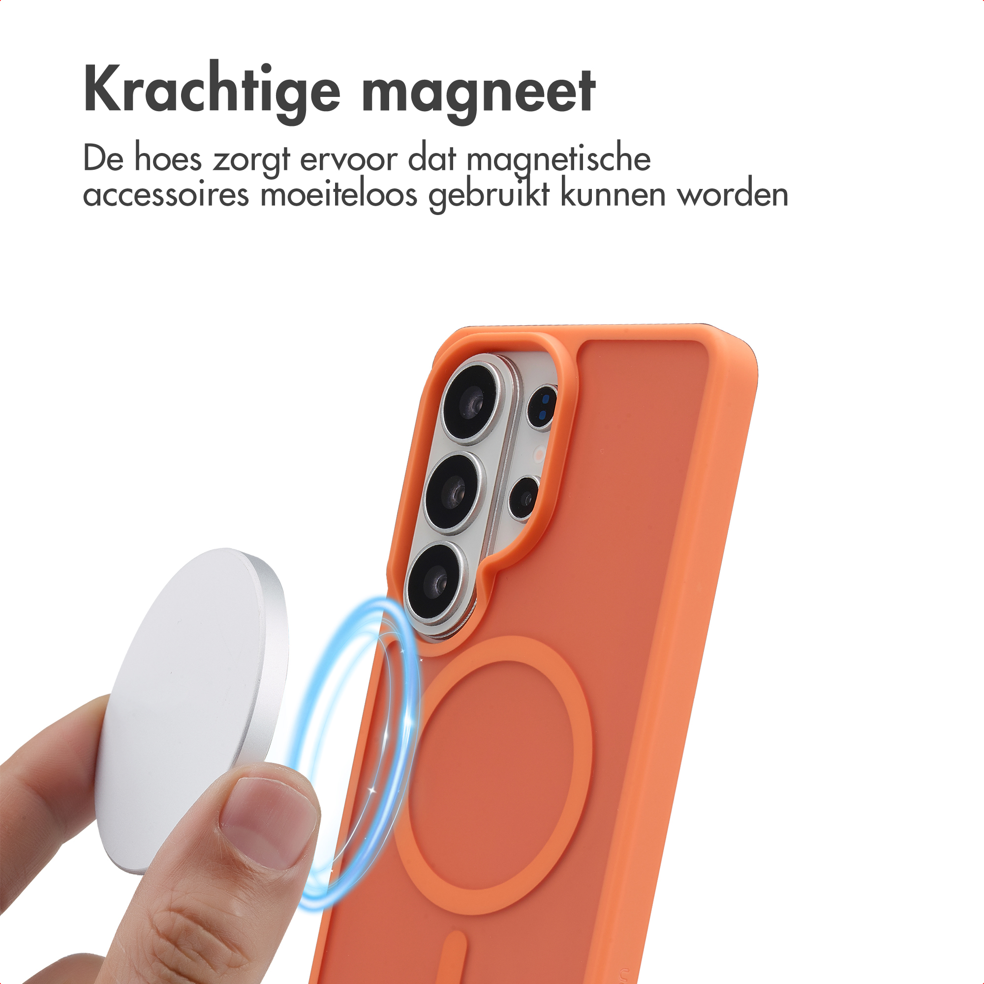 Een hand houdt een zilveren magneet bij een oranje telefoonhoesje.
