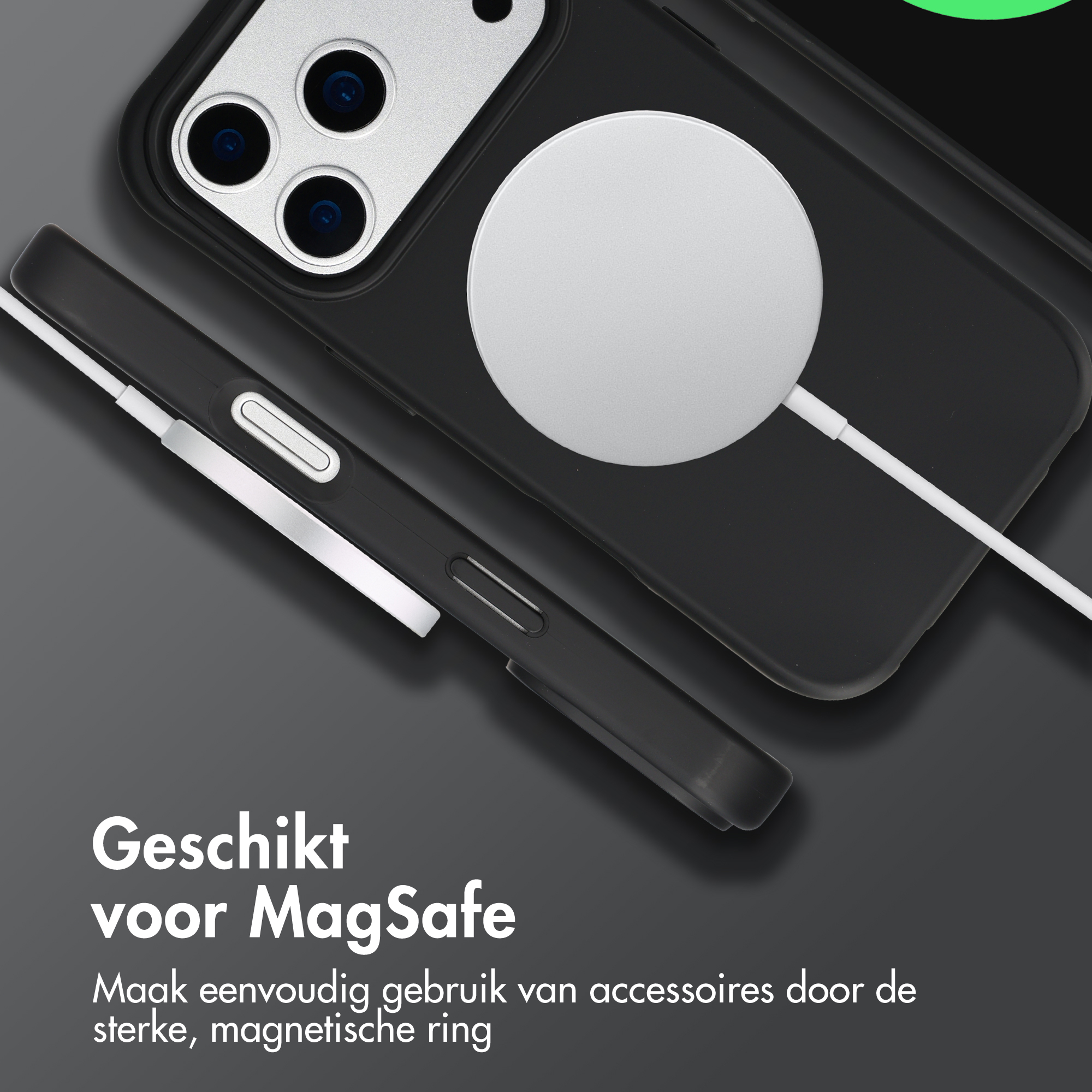 Une coque de téléphone noire avec découpe caméra et chargeur MagSafe.