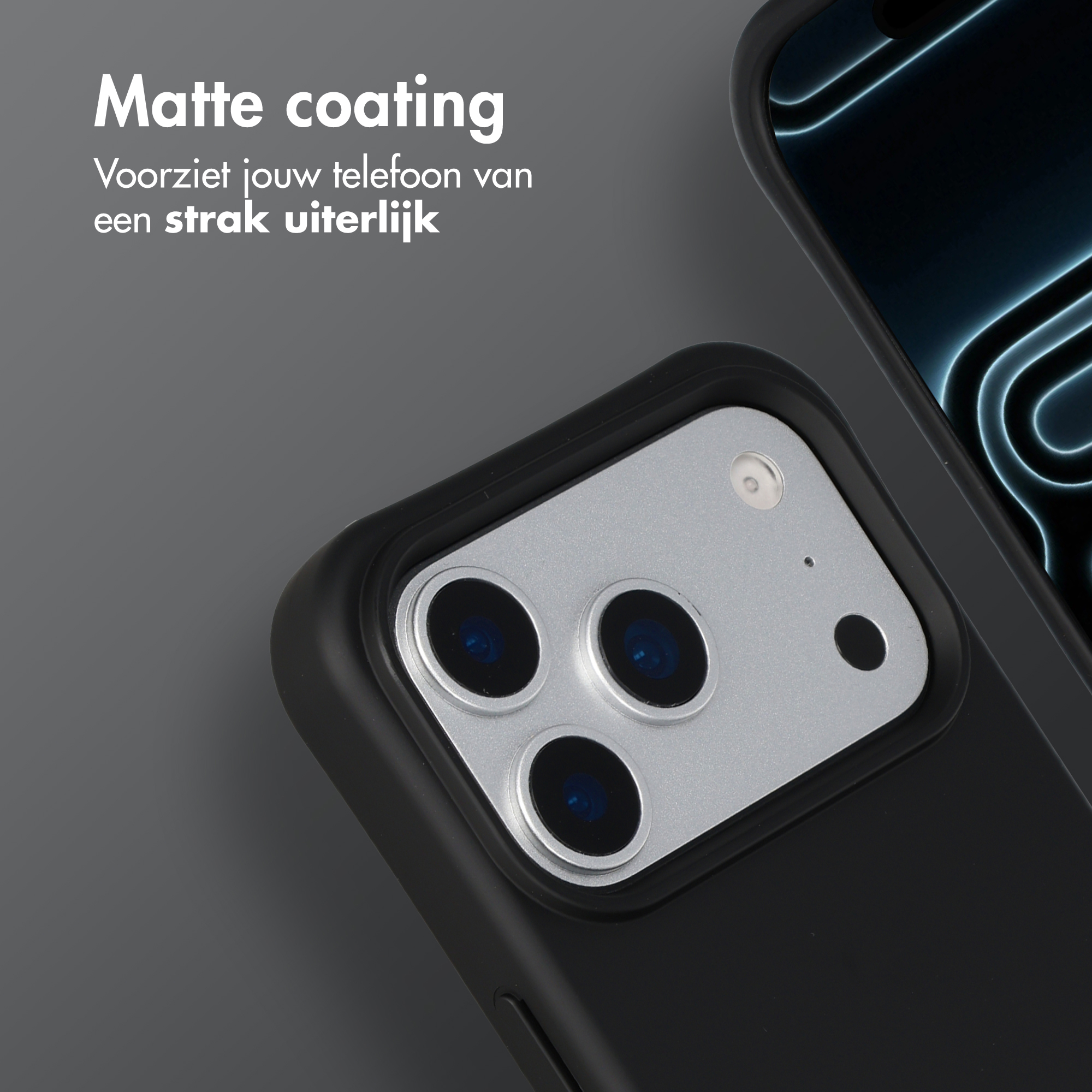 Coque de téléphone noire finition mate montrant trois objectifs de caméra.