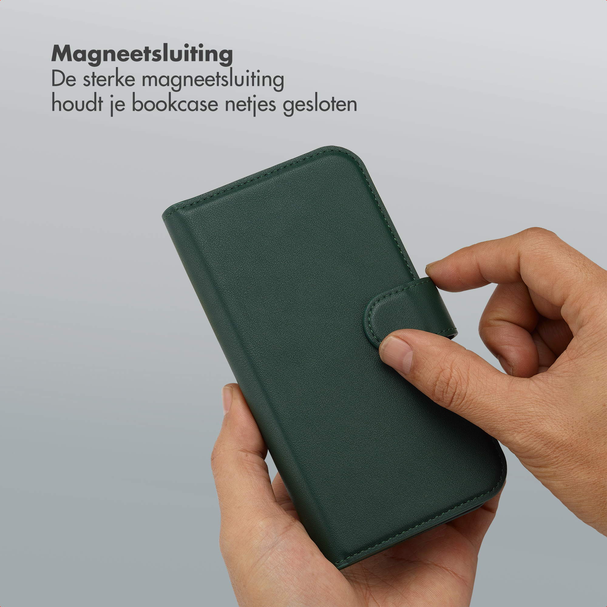 Couverture de livre verte à fermeture magnétique, tenue par des mains.