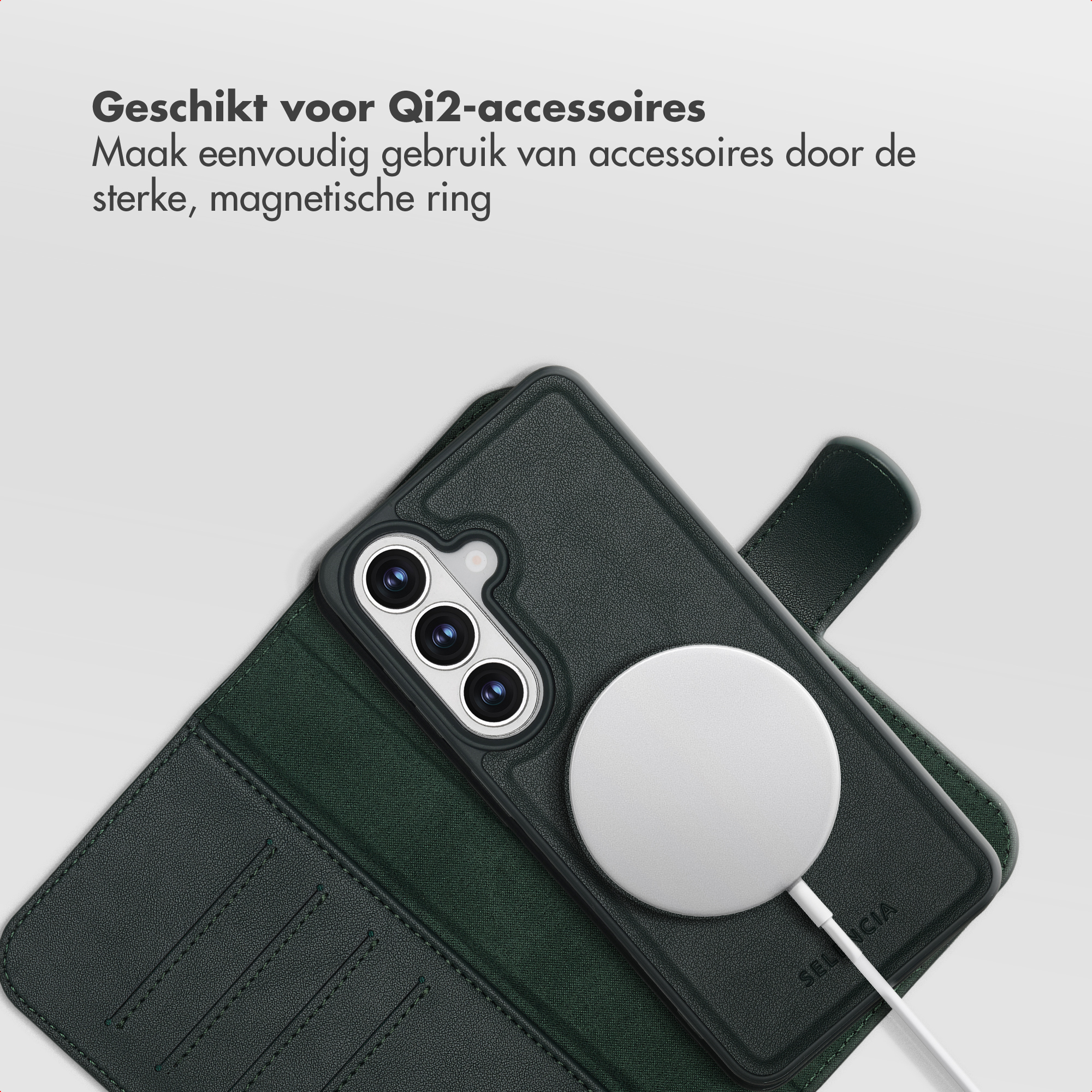 Étui de téléphone vert foncé avec chargeur magnétique Qi2, téléphone au centre.