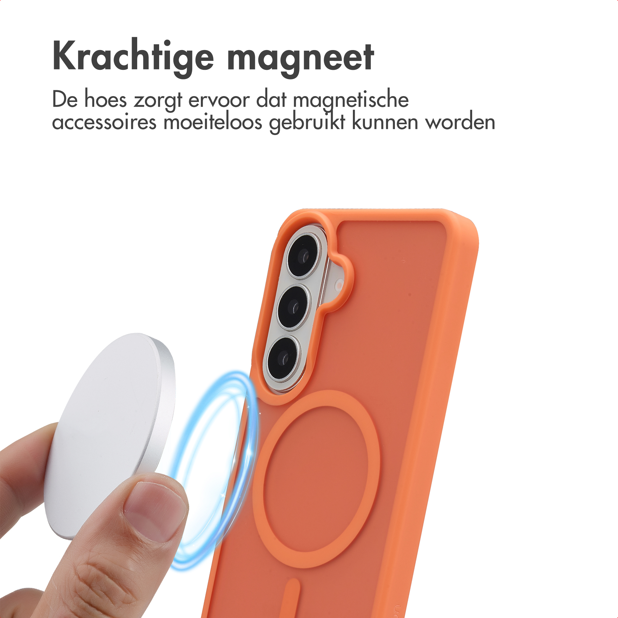 Una mano tiene un anello magnetico su una custodia arancione per telefono con fotocamera.