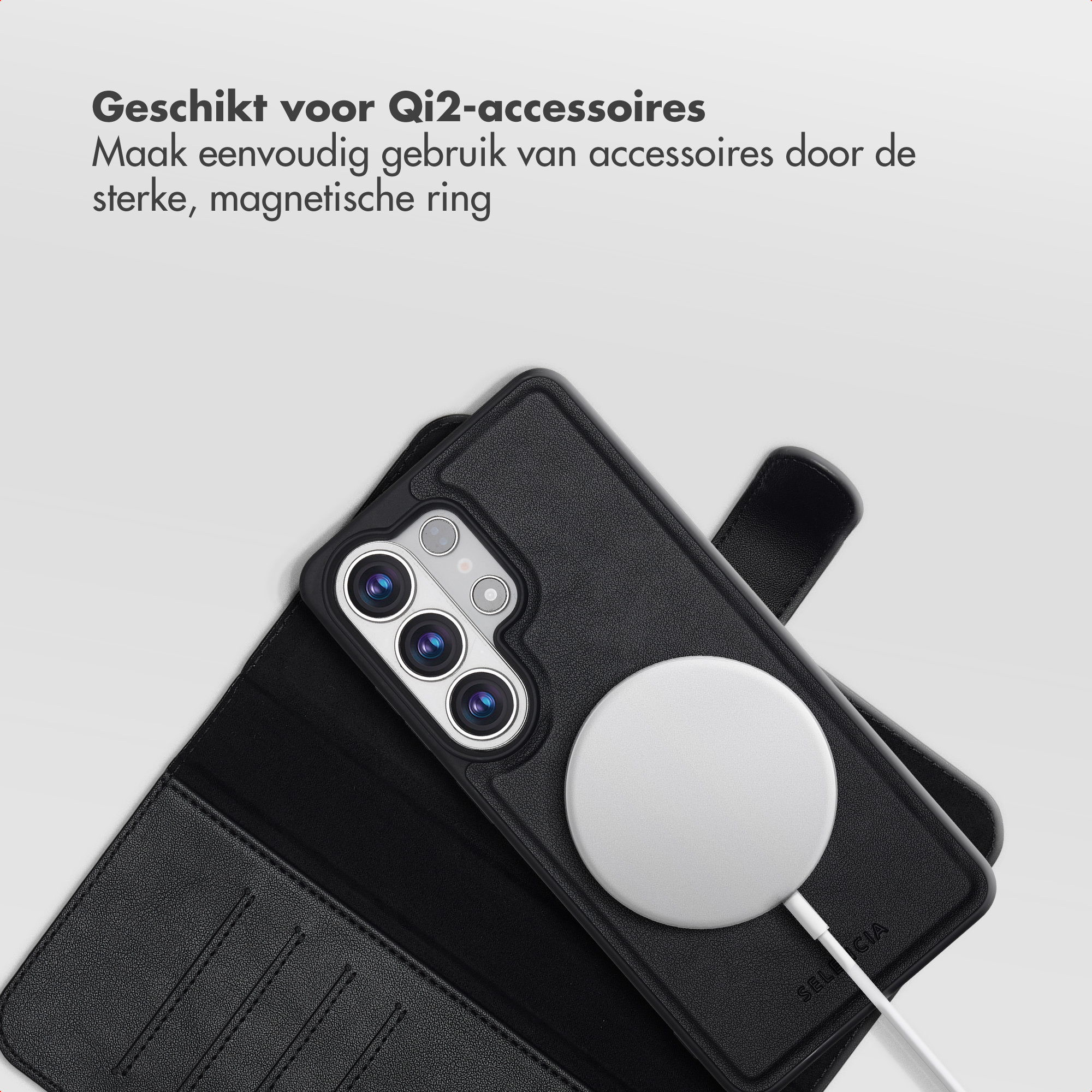 Zwarte telefoon met magnetische Qi2-oplader en cameramodule.