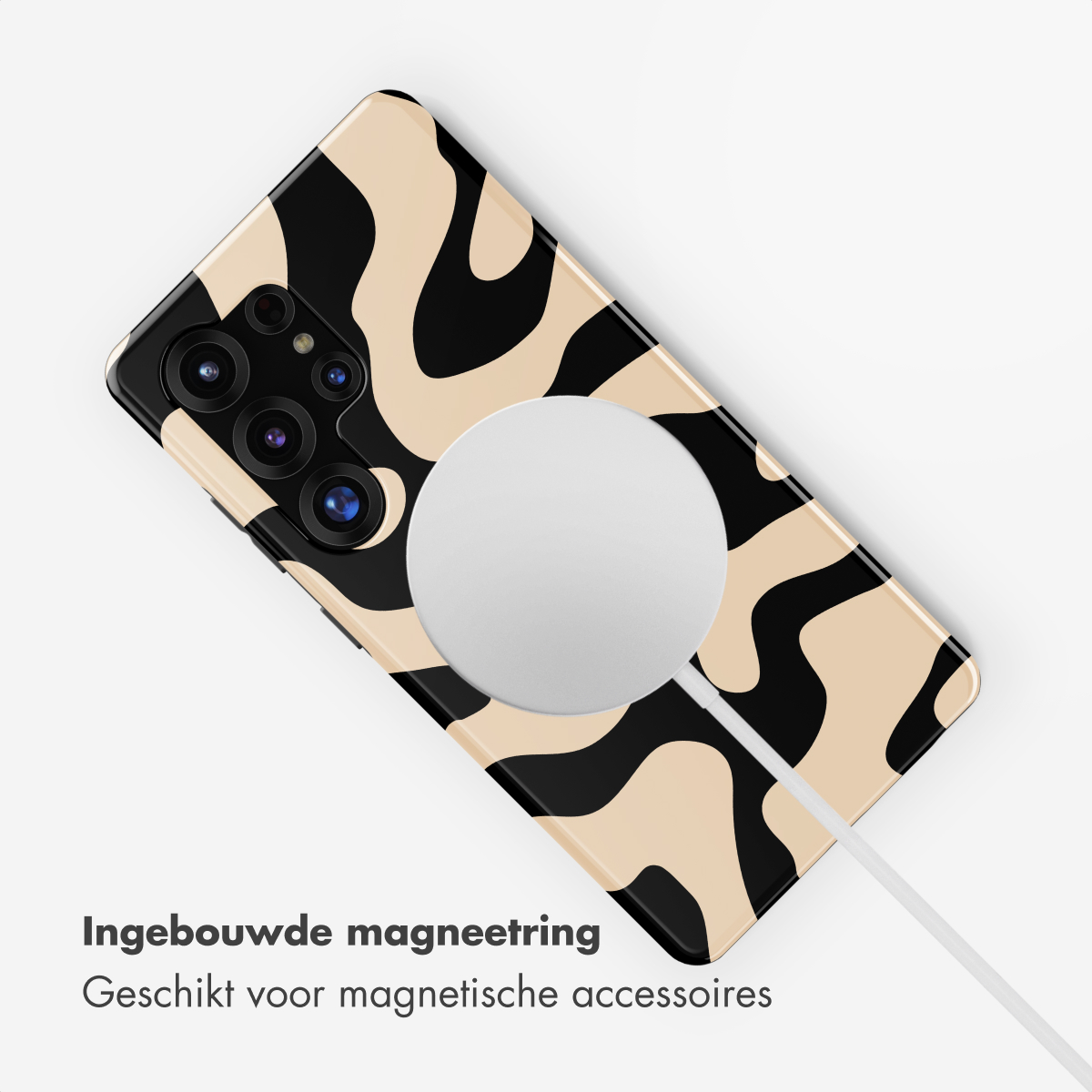 Smartphone met beige en zwart golvend patroon en oplaadpoort.
