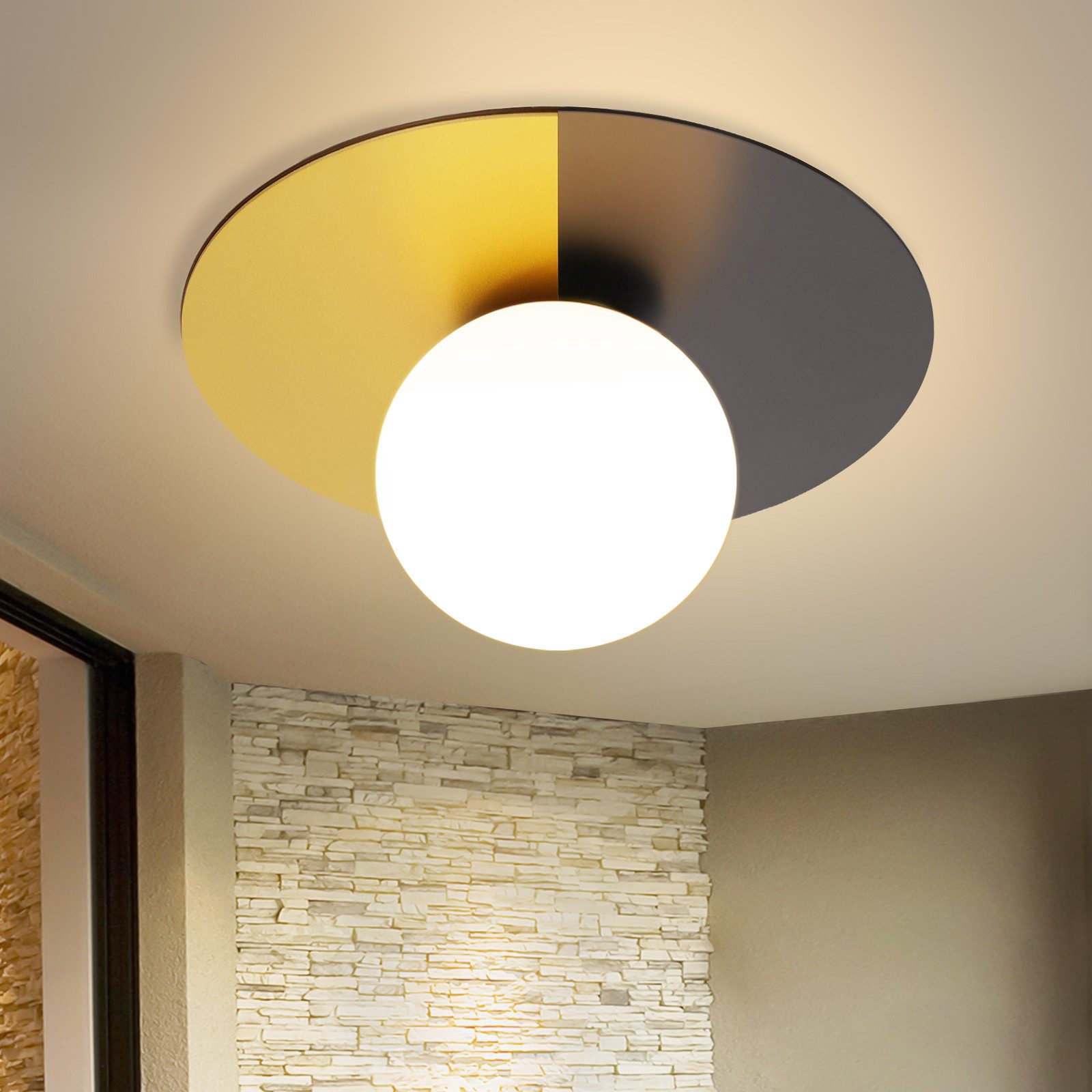 Lampada da soffitto con segmenti gialli e scuri e una sfera bianca.