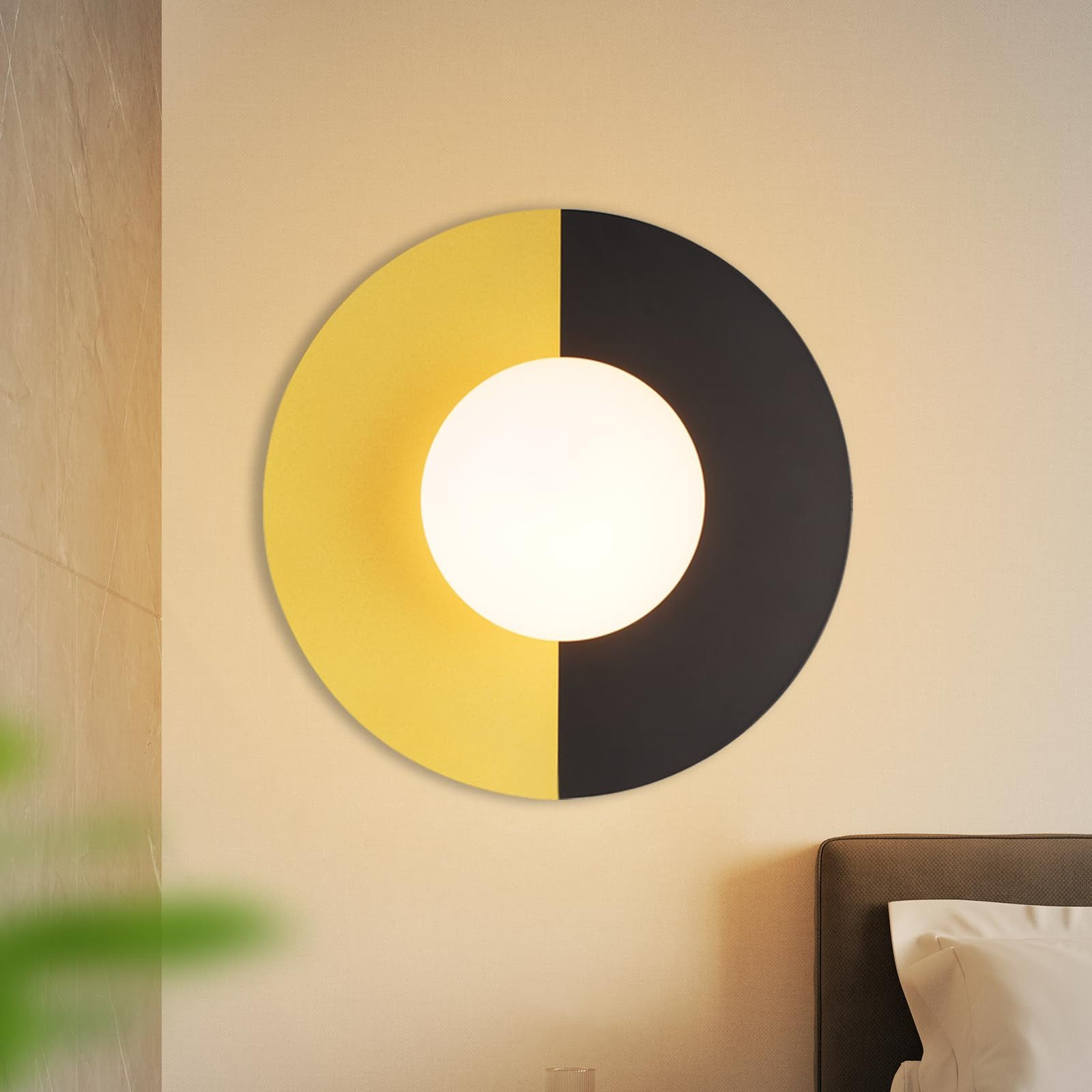 Una lampada da parete rotonda, metà gialla e metà nera, illumina una stanza.