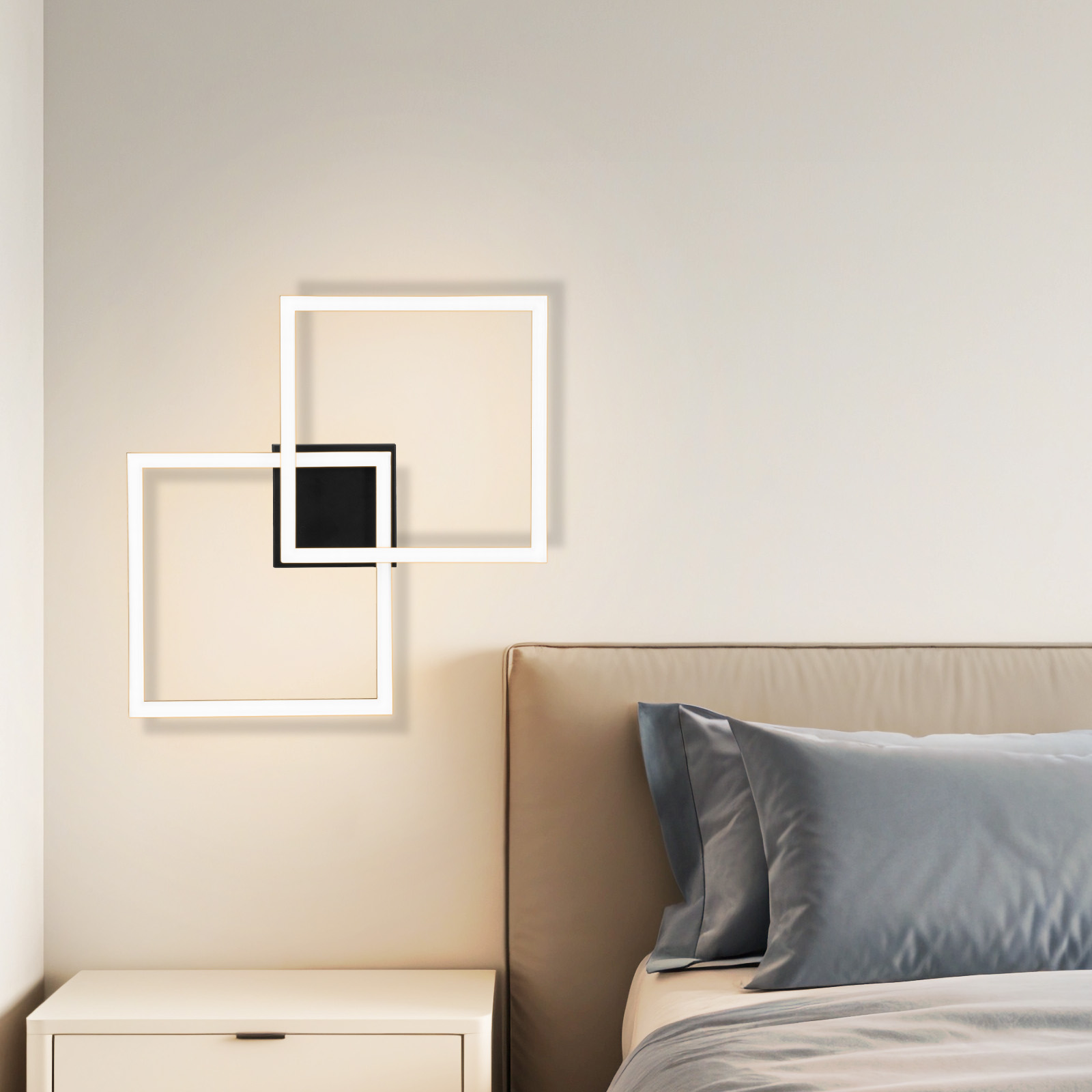Camera da letto moderna con letto, cuscini e applique.