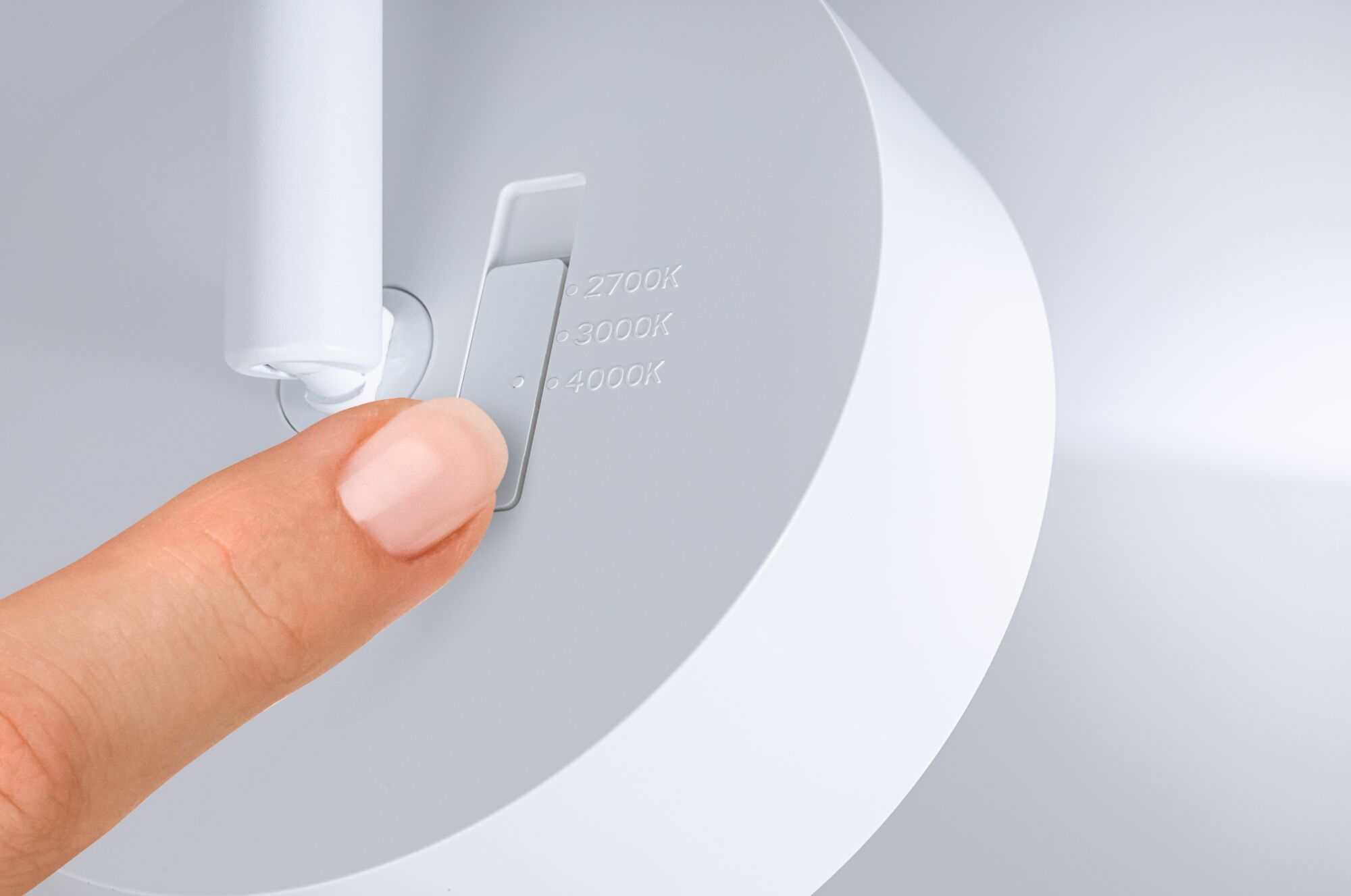 Palec obsługuje przełącznik z opcjami 2700K, 3000K i 4000K.