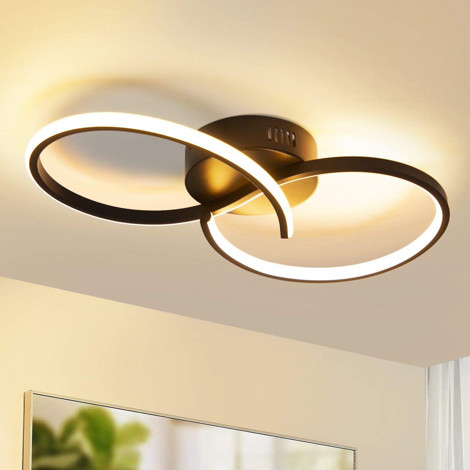 Nowoczesna lampa sufitowa z trzema przeplatającymi się pierścieniami i oświetleniem LED.