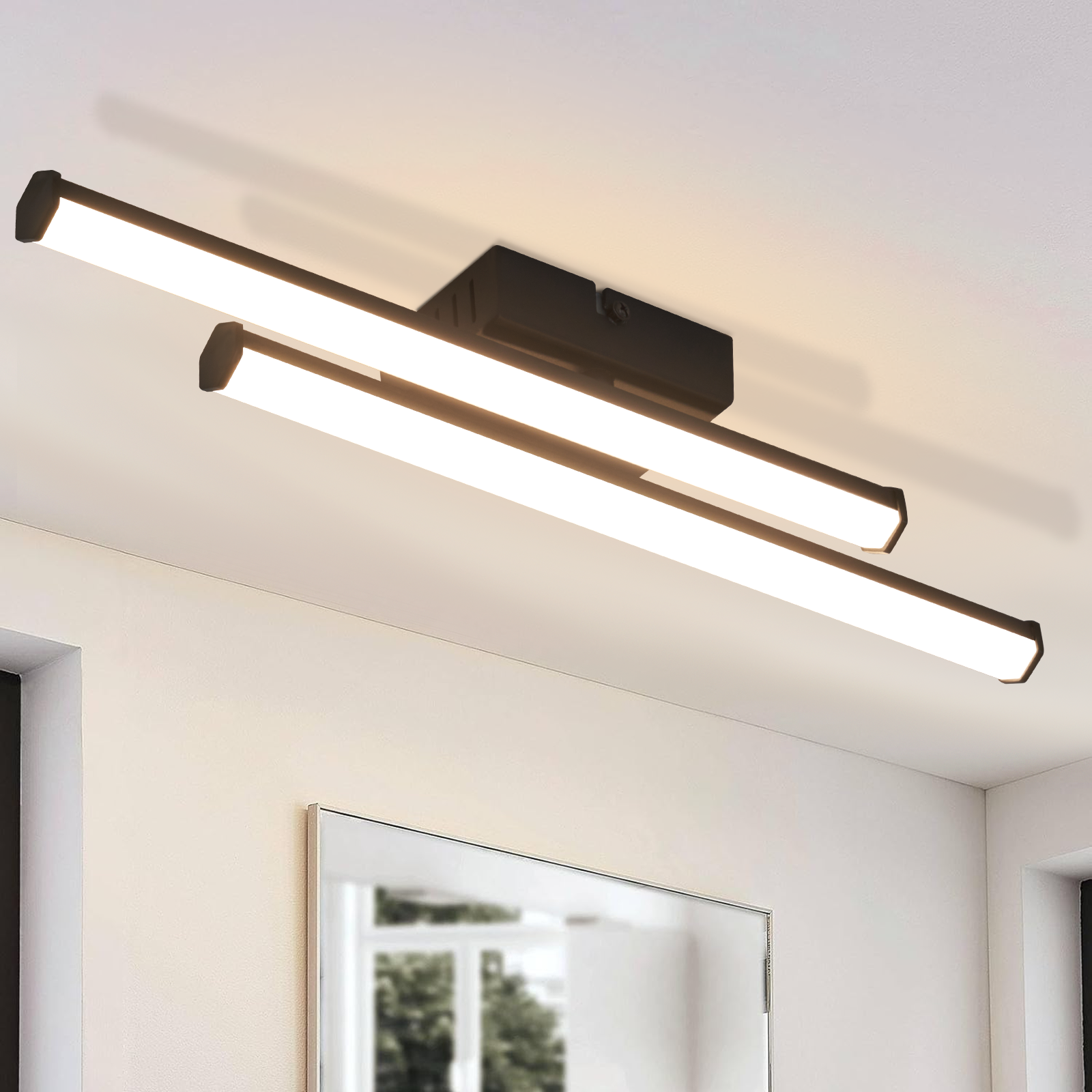 Plafoniera nera moderna con due tubi illuminati sopra uno specchio.