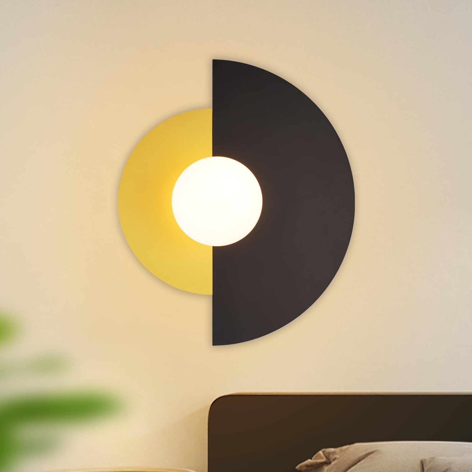 Lampada da parete con semicerchi gialli e neri e una sfera bianca.
