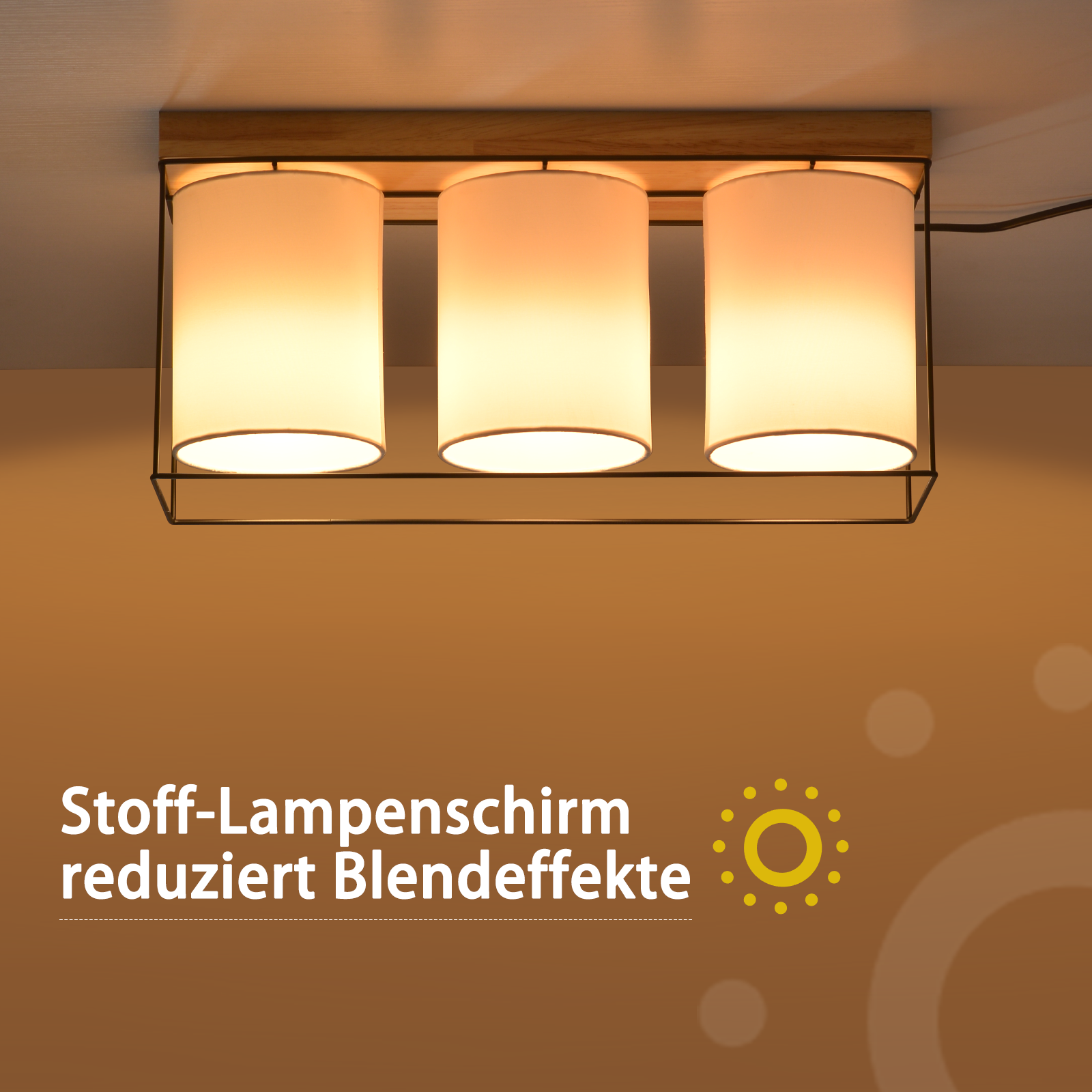 Lampada da soffitto con tre paralumi cilindrici in tessuto e telaio in legno.