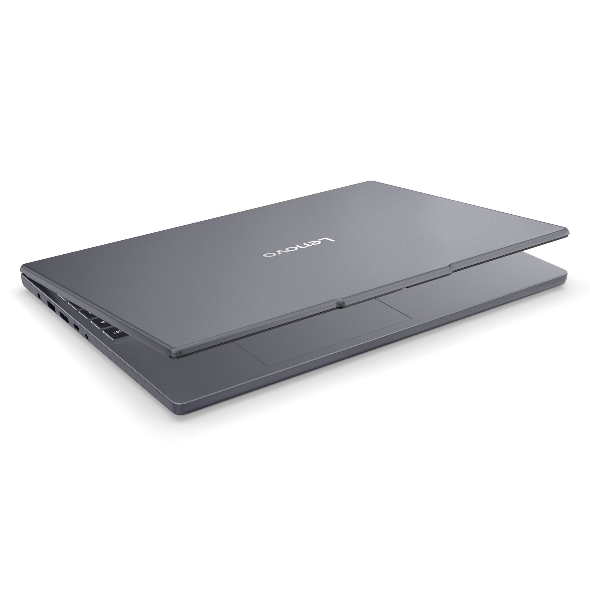 Kapalı, gri bir Lenovo dizüstü bilgisayar beyaz bir zeminde duruyor.