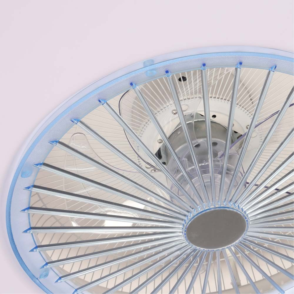 Un ventilador de techo moderno con aspas transparentes y borde azul, visto desde abajo.