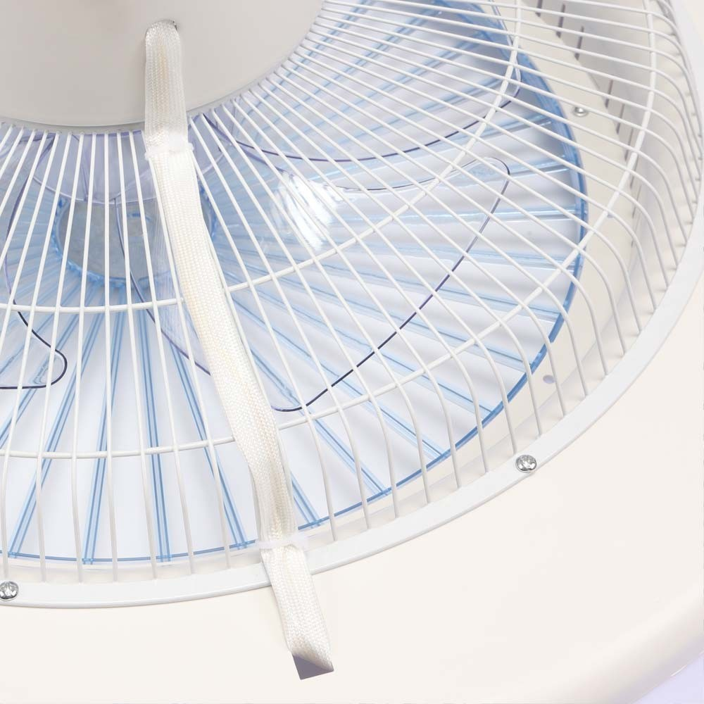 Primer plano de un ventilador blanco con inserción azul y correa blanca.