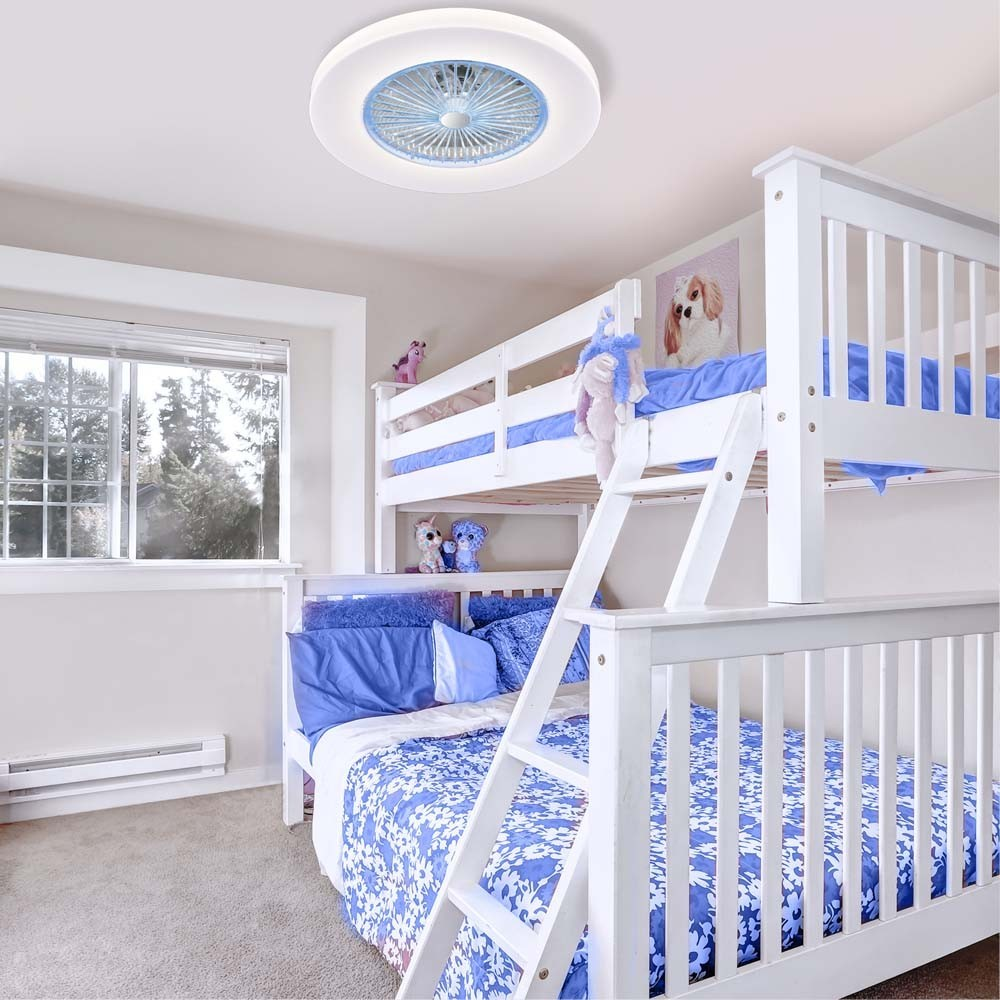 Habitación infantil con literas blancas, ropa de cama azul y ventilador de techo con luz.