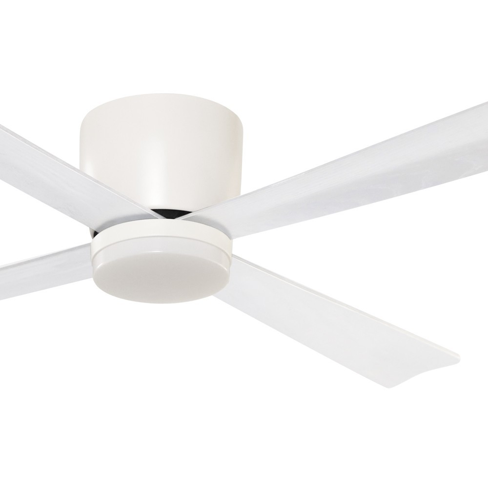 Unidad de ventilador de techo blanca con cuatro aspas, sobre fondo blanco.