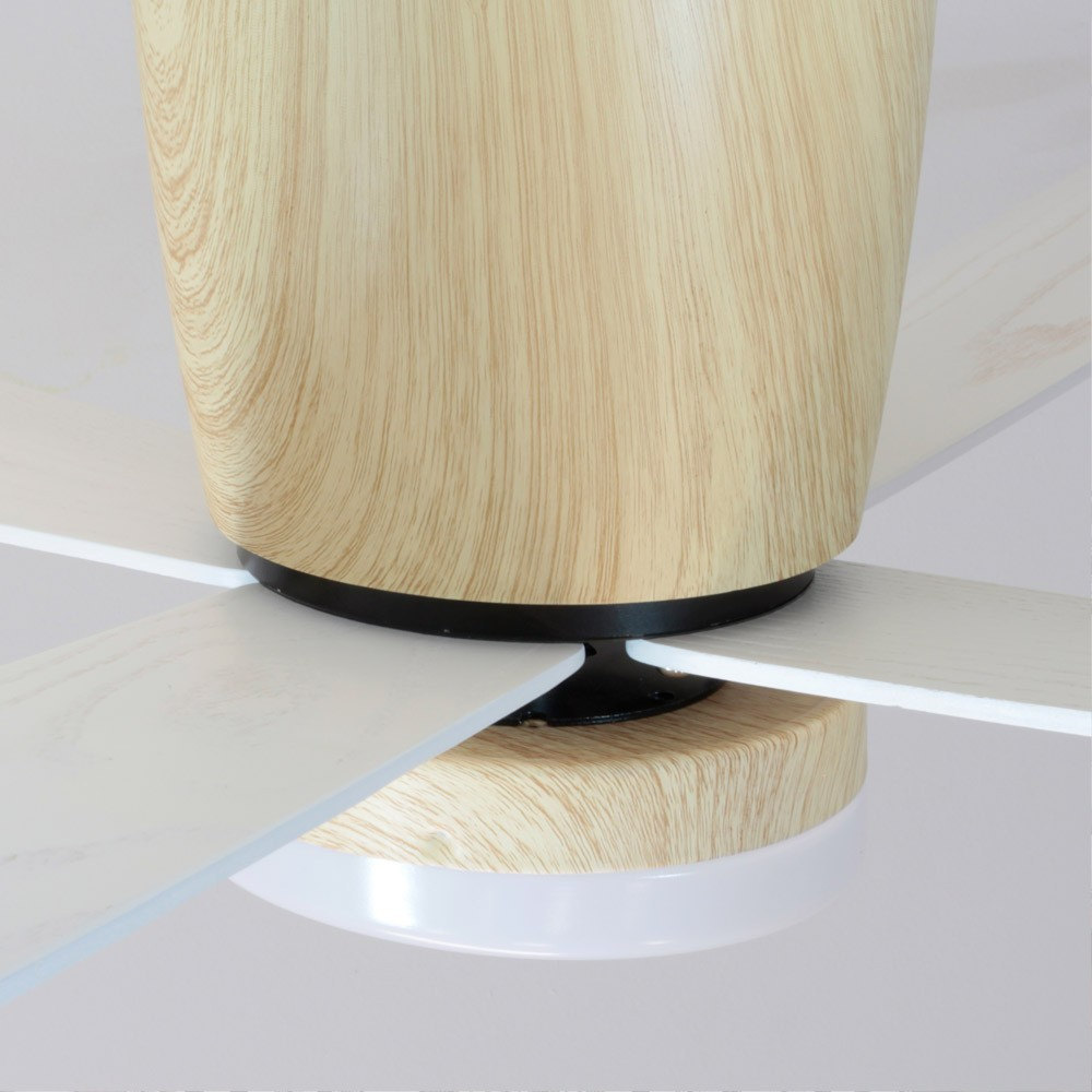 Primer plano de un ventilador de techo con veta de madera y aspas blancas.
