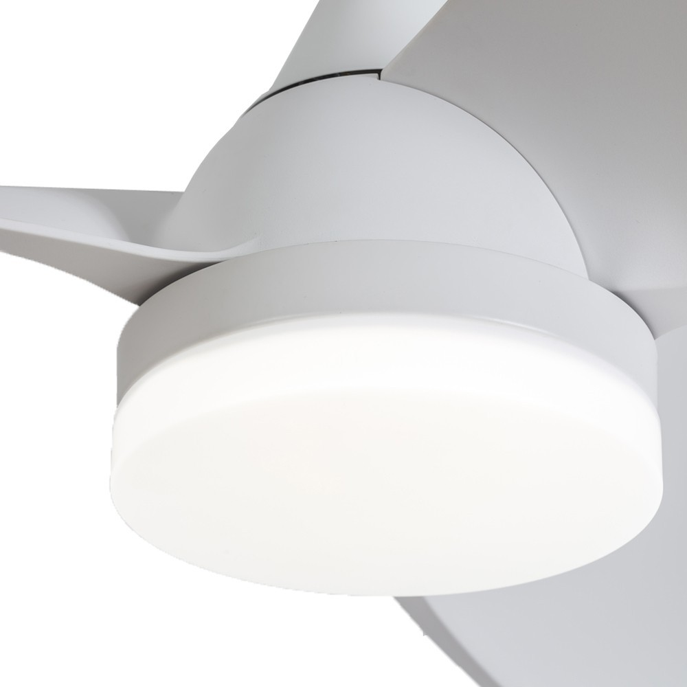 Un ventilador de techo blanco con centro iluminado. Fondo blanco.