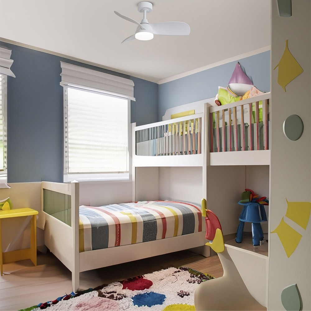 Habitación infantil con litera, mesita de noche y ventilador de techo.