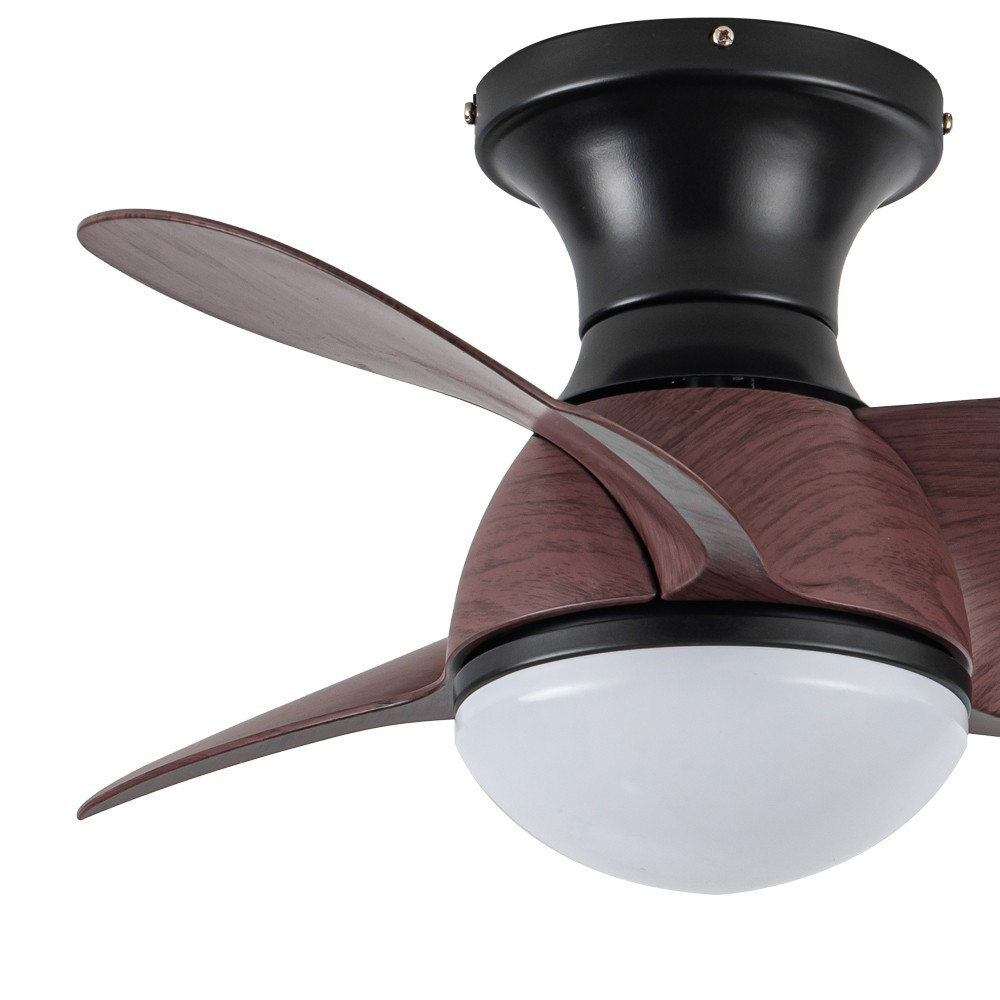 Un ventilador de techo con tres aspas de imitación madera y carcasa negra.