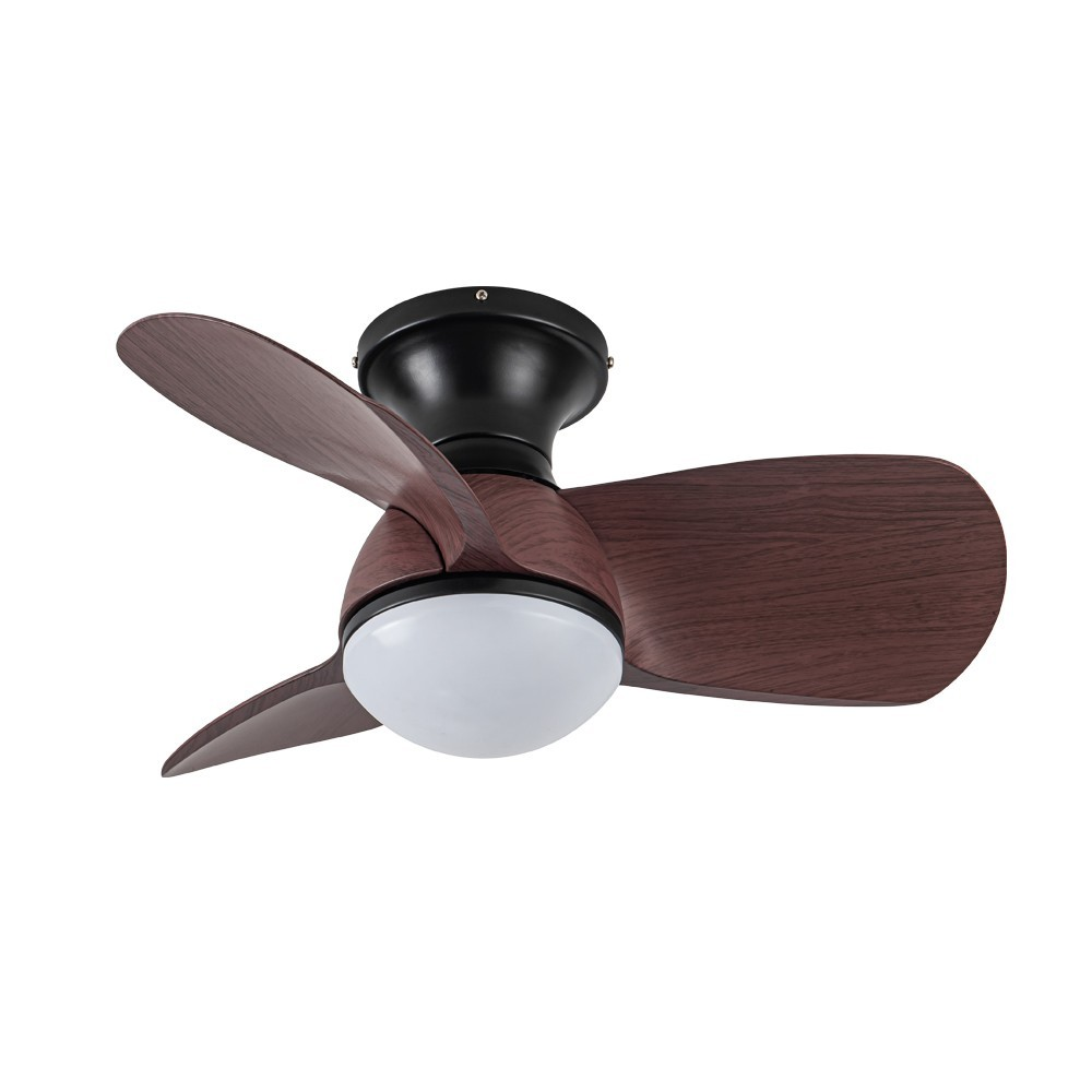 Un ventilador de techo oscuro con aspas de madera y luz integrada.