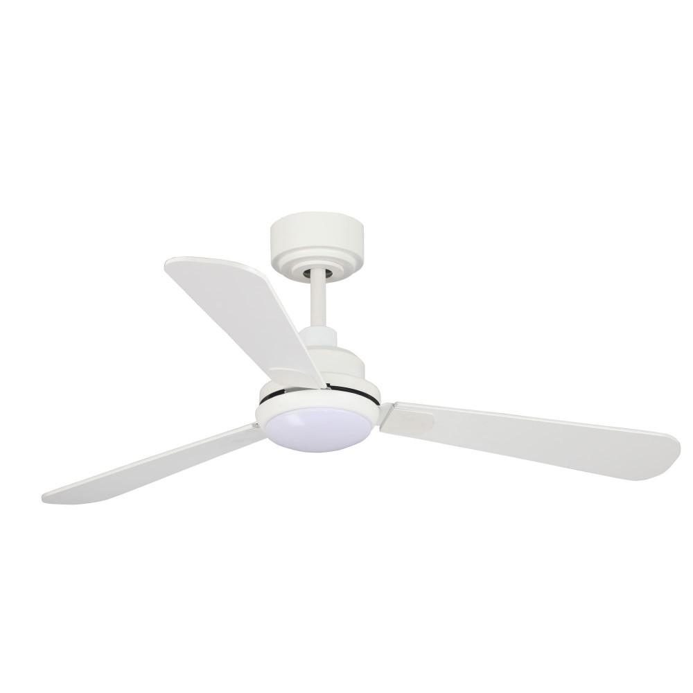 Un ventilador de techo blanco con tres aspas y luz integrada.