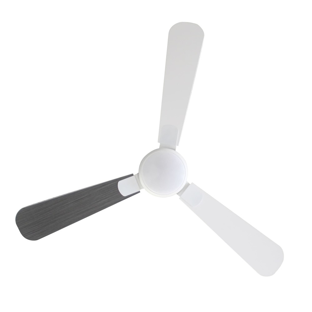 Una unidad de ventilador de techo blanca con tres aspas, una de ellas de color carbón.