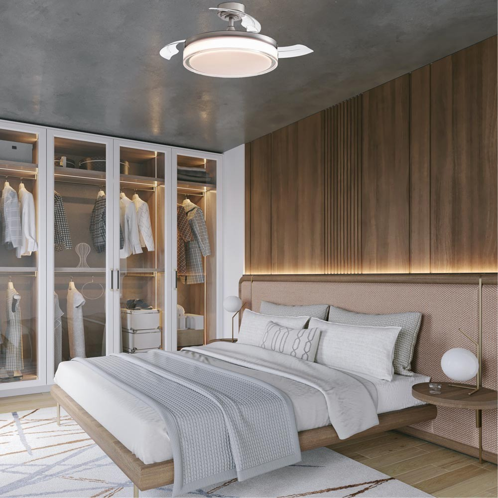 Un dormitorio moderno con cama, armario empotrado y ventilador de techo.