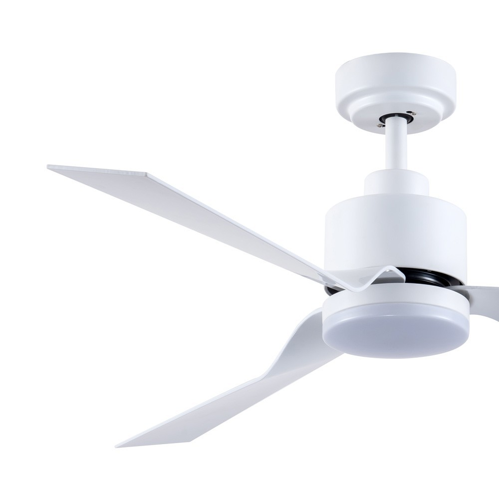 Un ventilador de techo blanco moderno con tres aspas y luz integrada.