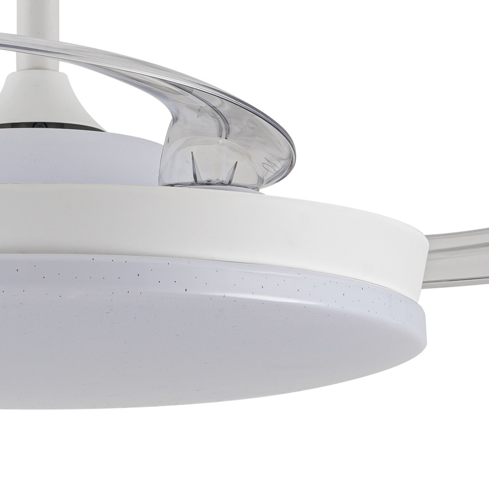 Un ventilador de techo moderno blanco con aspas transparentes y luz.