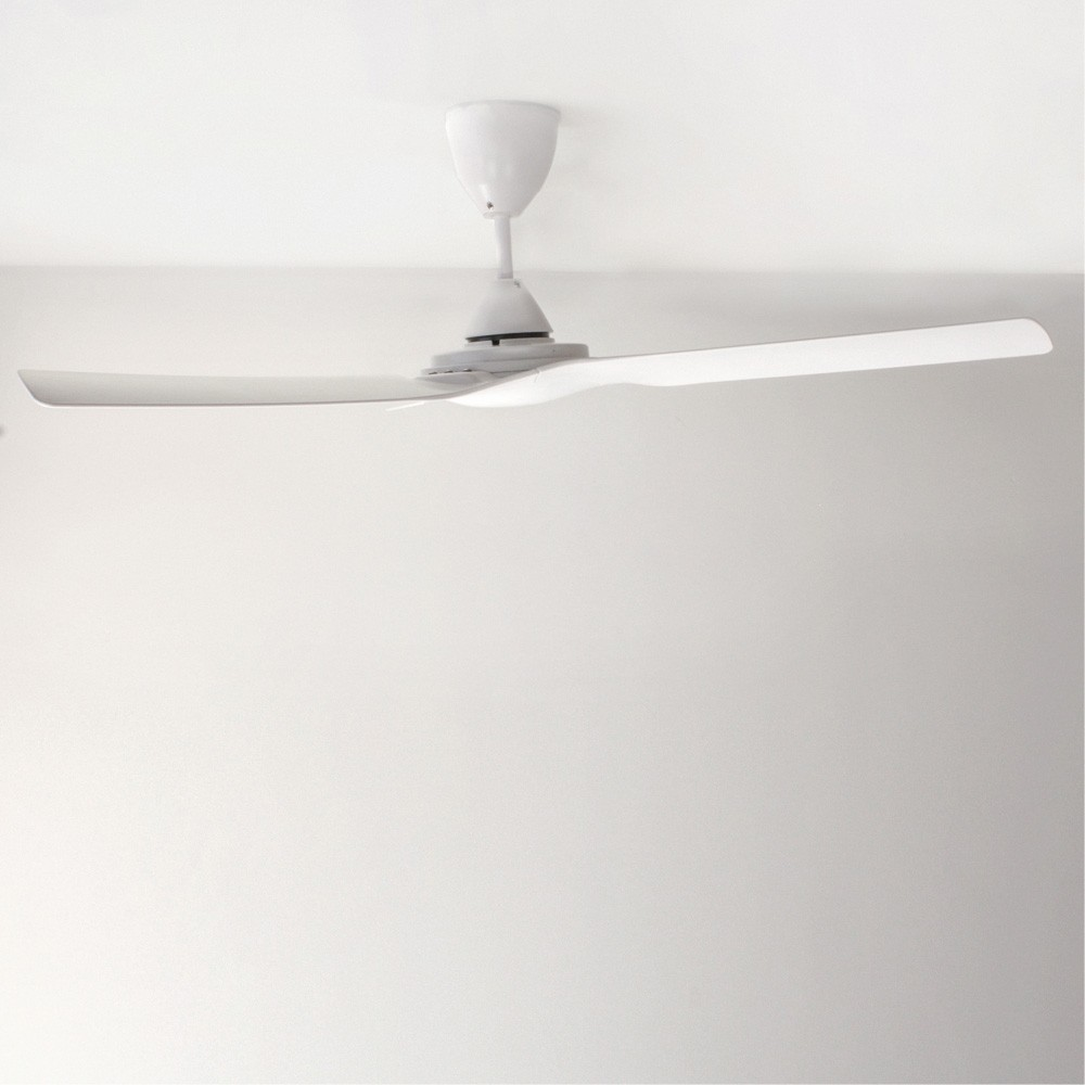 Un ventilador de techo blanco de tres aspas está montado en un techo blanco.