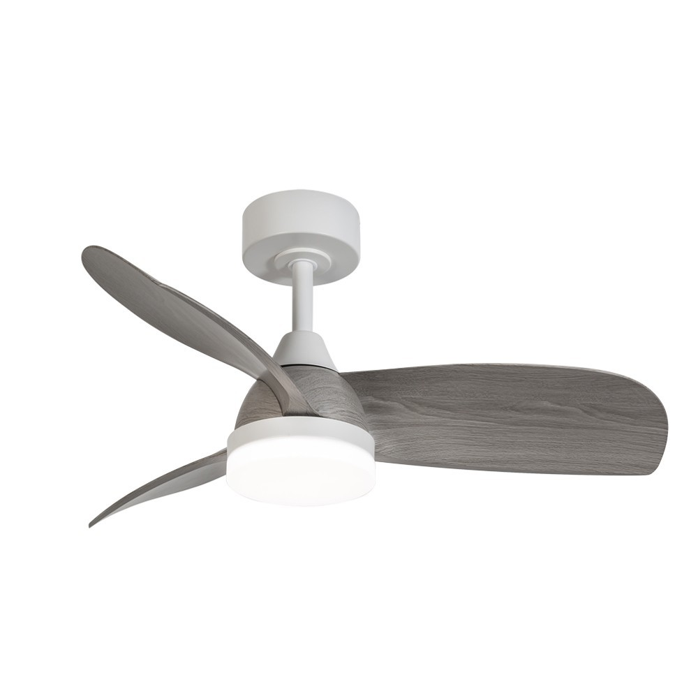 Un ventilador de techo moderno con tres aspas de madera y luz integrada.