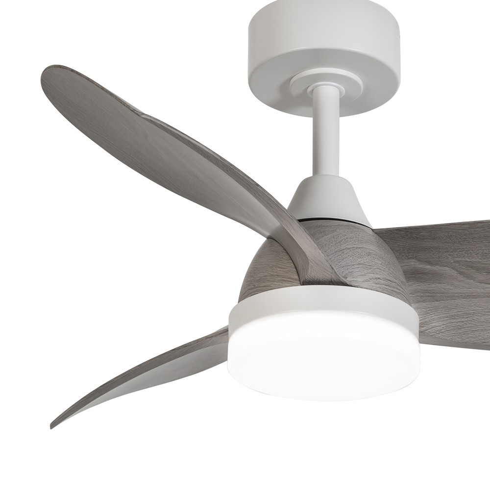 Ventilador de techo moderno con tres aspas de madera y luz integrada.
