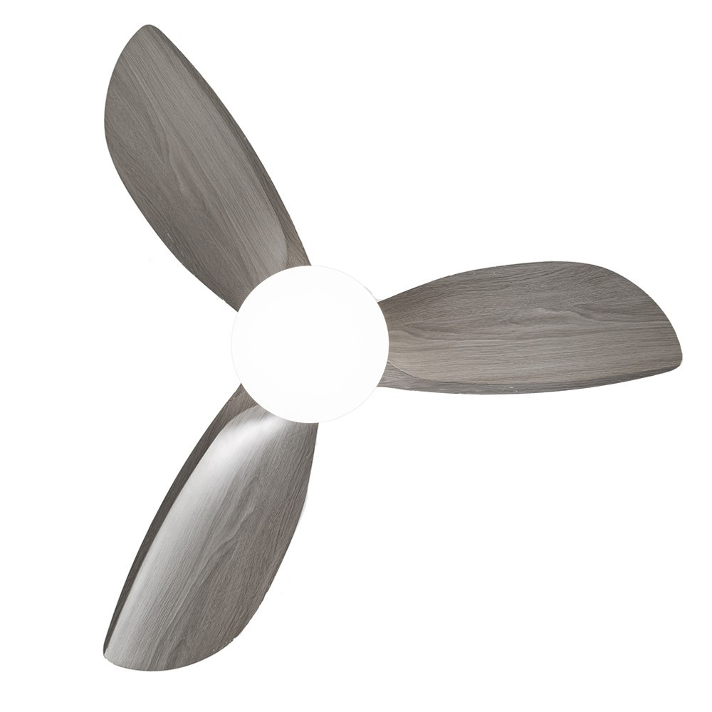 Un ventilador de techo con tres aspas de imitación madera y una luz blanca redonda.